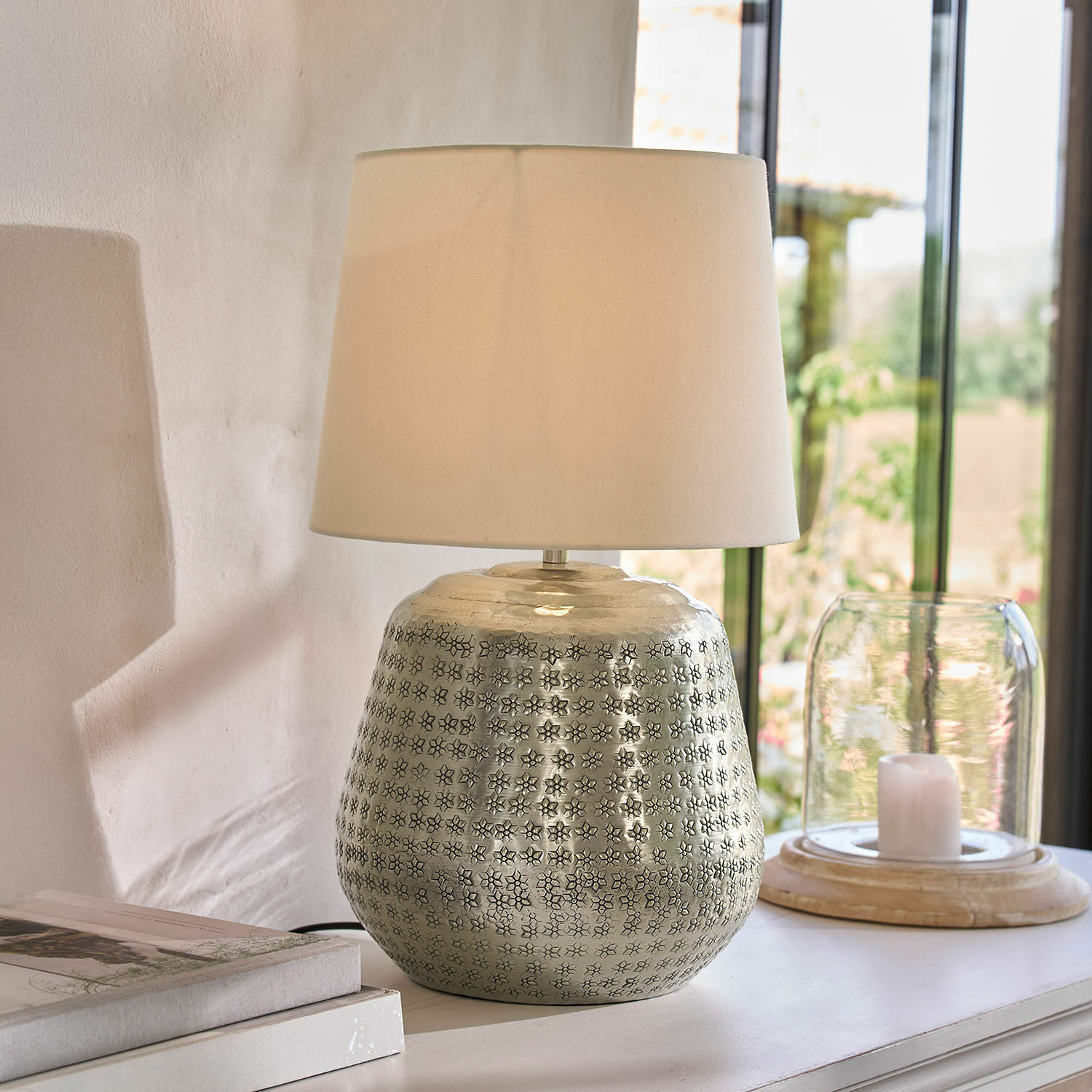Tafellamp Blancos Tafellamp met zilverkleurige metalen voet met patroon en crèmekleurige kap, interieurdecoratie