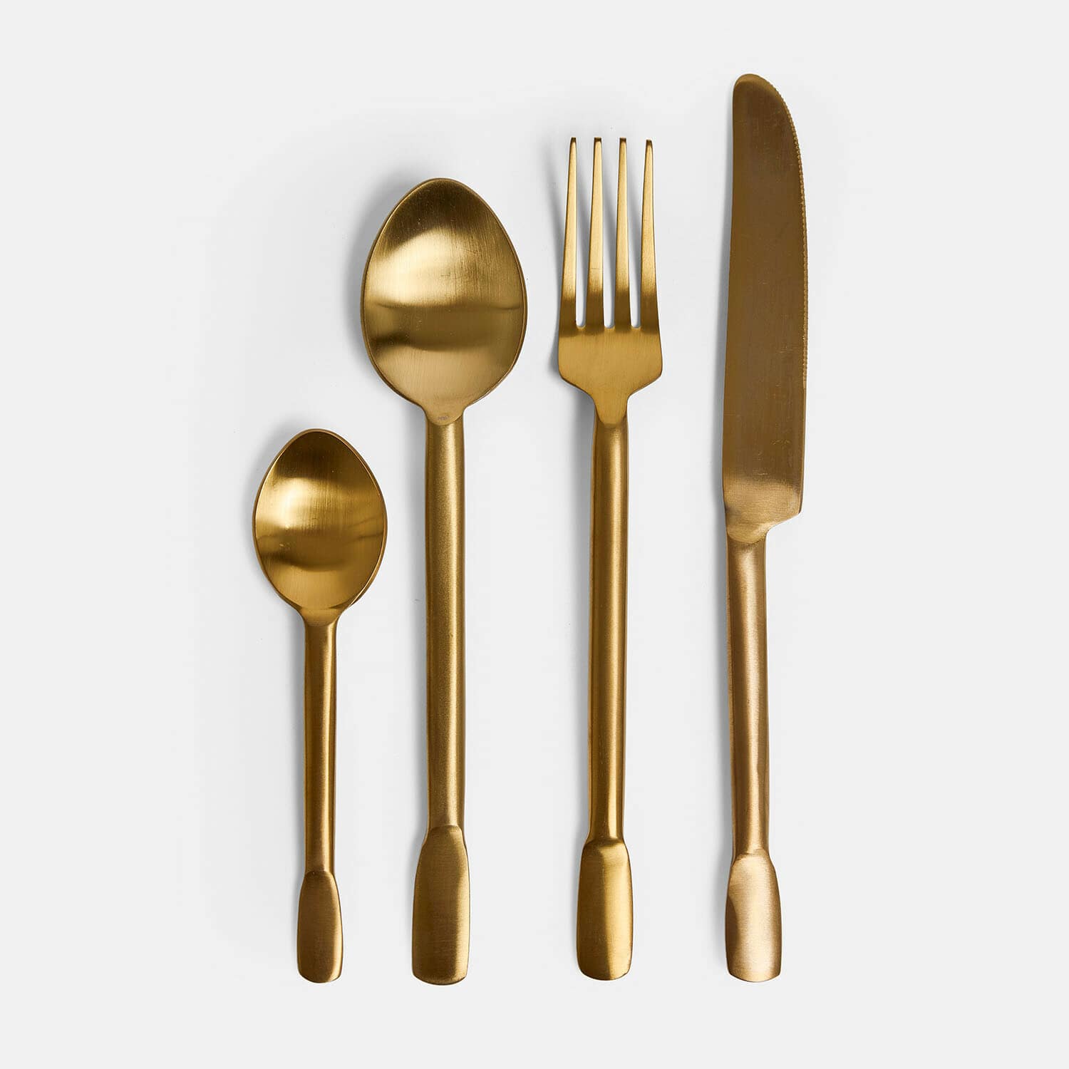 Set gouden roestvrijstalen bestek met mes, vork en twee lepels voor de eettafel