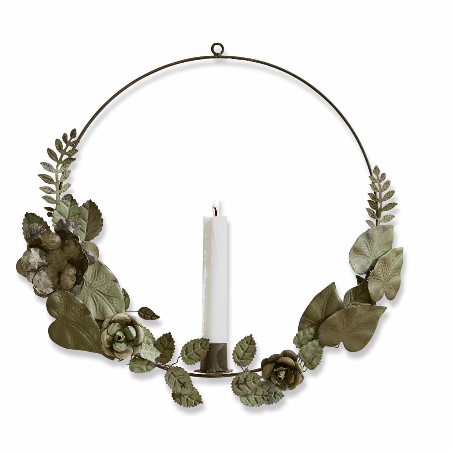 Metalen krans met groene bladeren en kaars in het midden, decoratie voor aan de muur