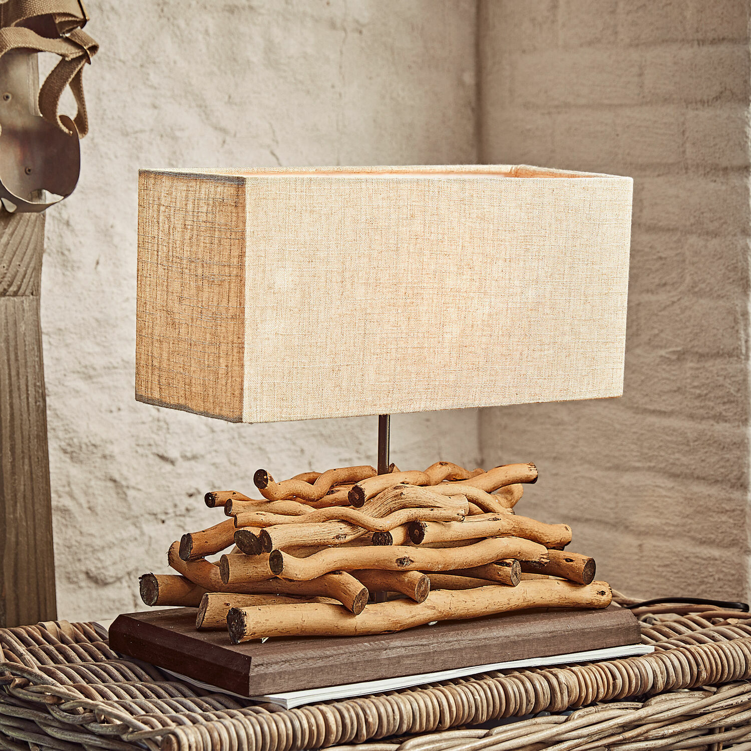 Tafellamp Caribou Tafellamp van natuurlijk hout met beige stoffen kap, decoratief woonaccessoire voor gezellige ruimtes