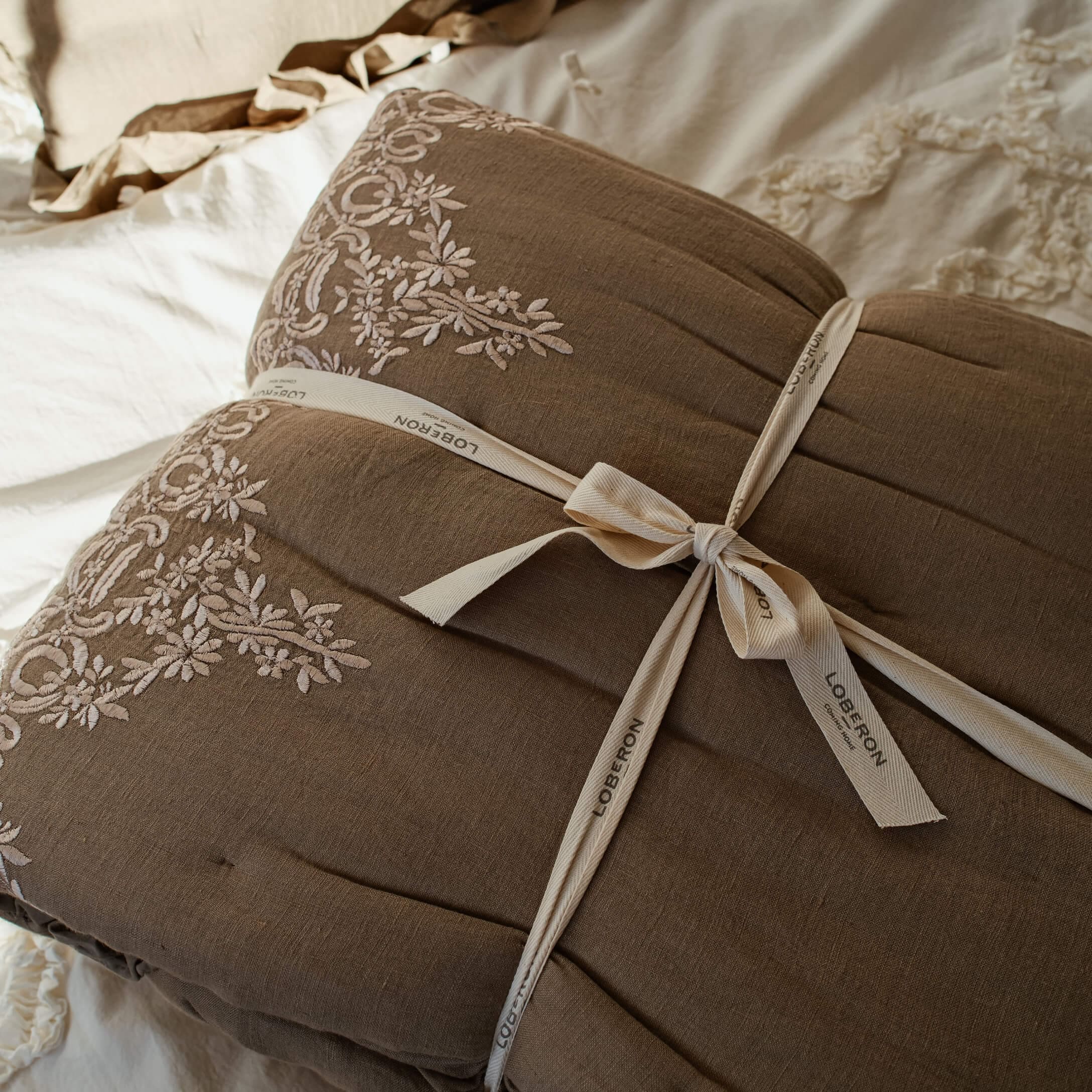 Bruine gewatteerde sprei met geborduurd bloemmotief en katoenen lint voor slaapkamerdecoratie