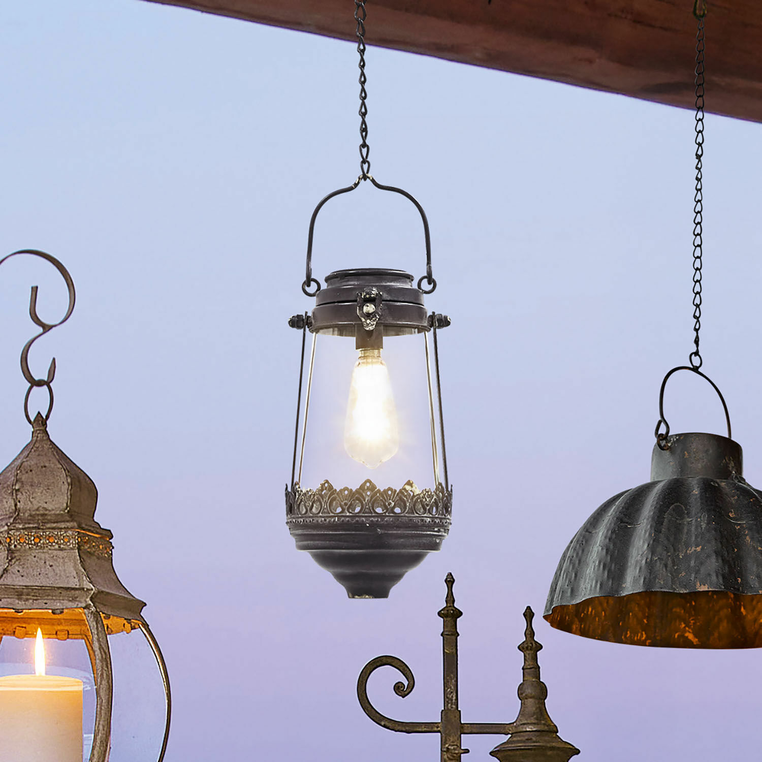 Hanglantaarn op zonne-energie Flavonnet Hangende metalen lantaarn met decoratief patroon en gloeilamp, decoratieve verlichting voor binnen en buiten