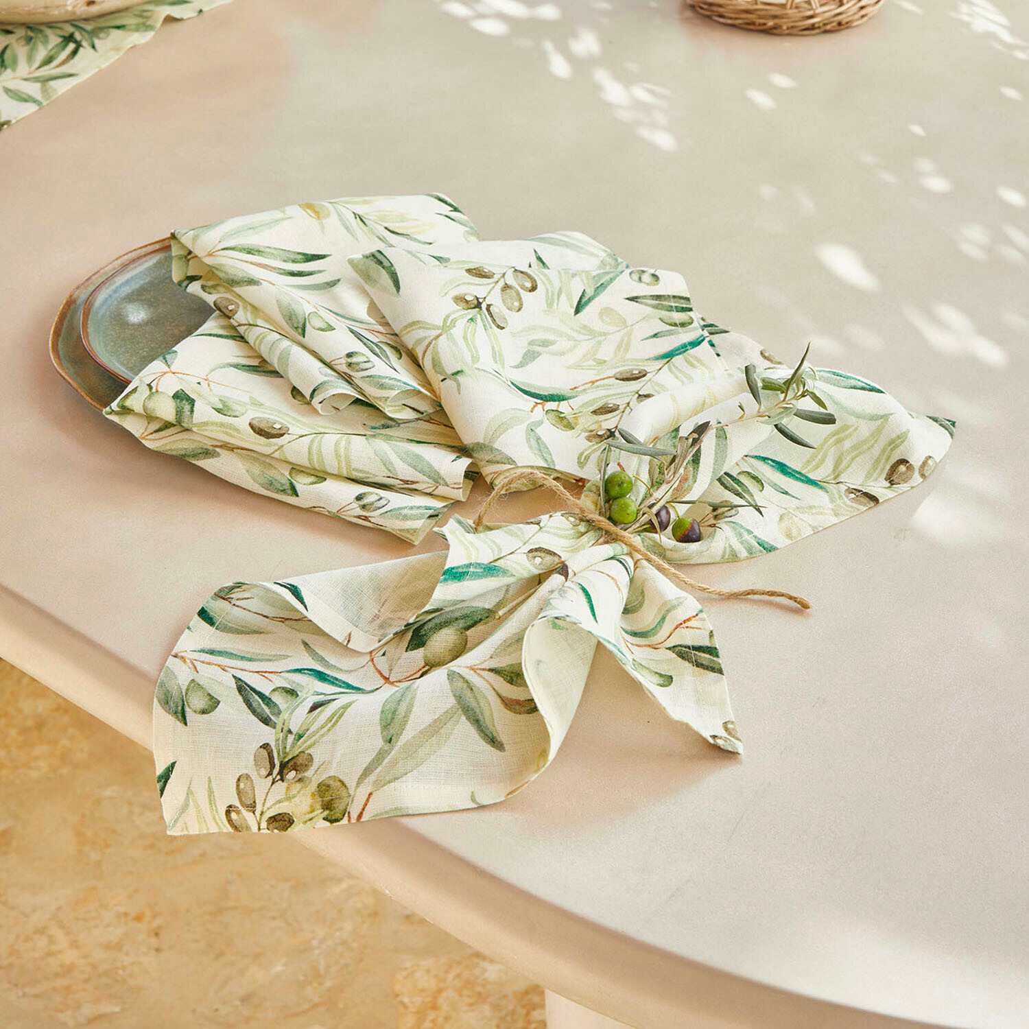 Servet set van 4 Nolaria Linnen servetten met groen olijvenpatroon op beige achtergrond, natuurlijke tafeldecoratie