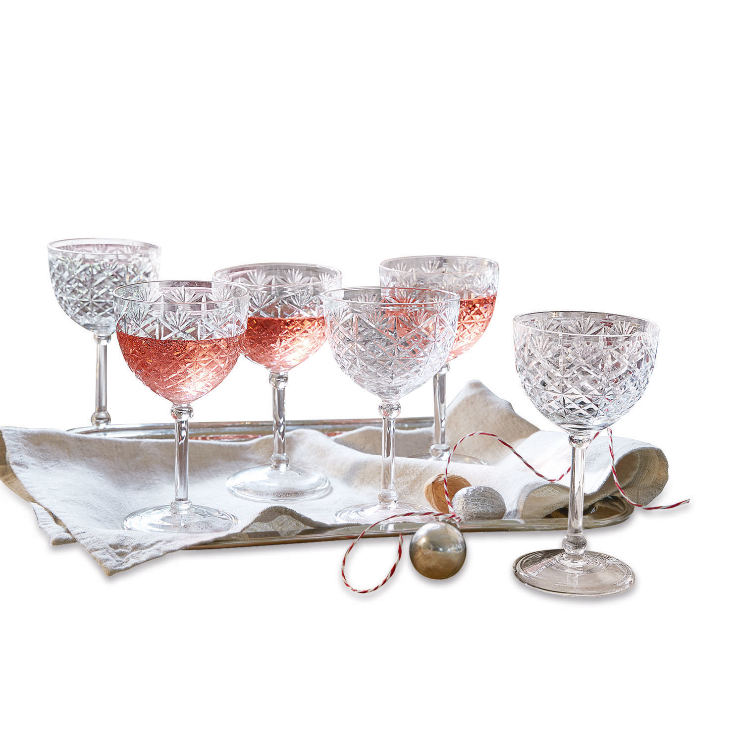Champagneglas set van 6 Olite Set van zes kristallen wijnglazen met rosé drank op dienblad met linnen servet