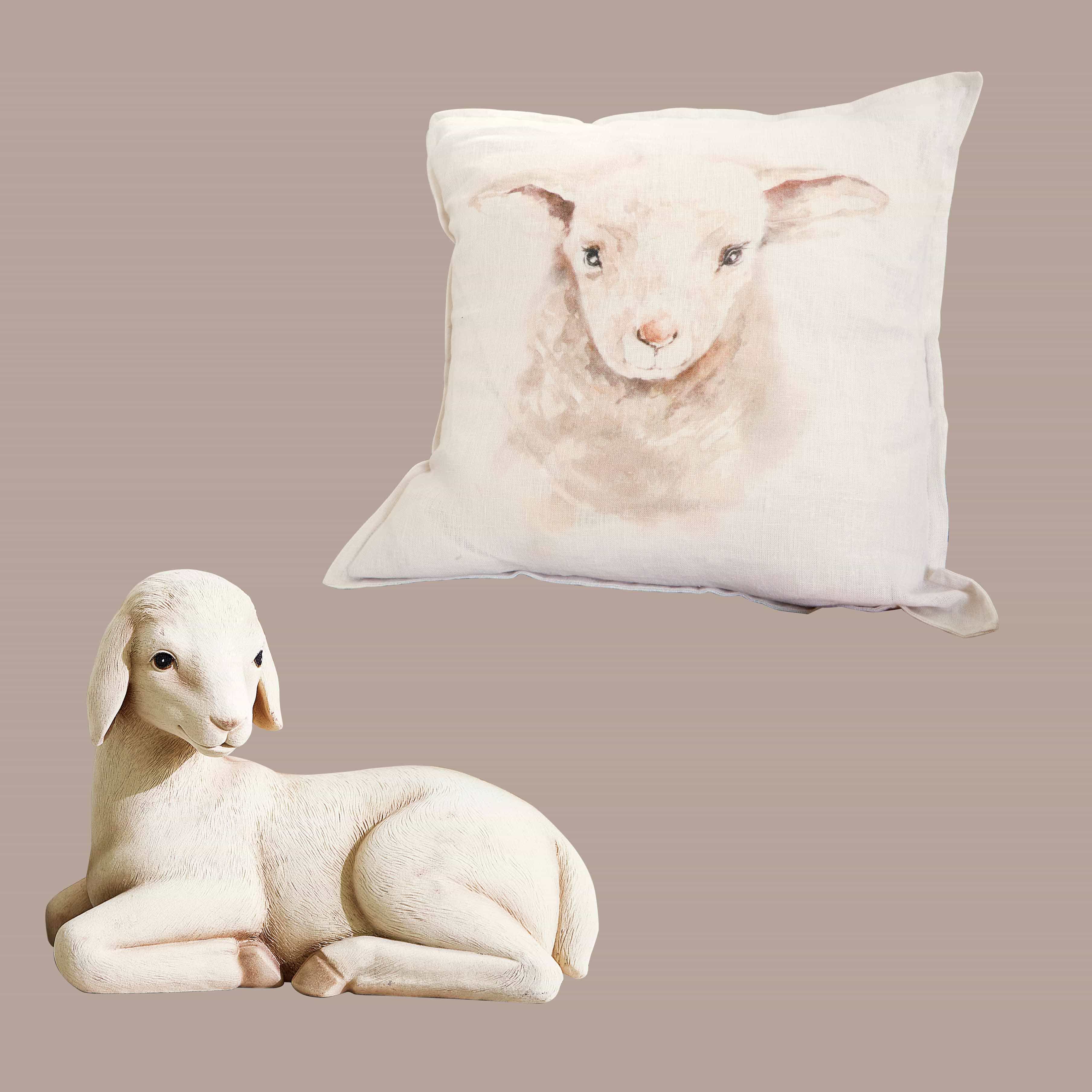 Witte lammetjesfiguur en kussen met lamprint in pasteltinten voor interieurdecoratie