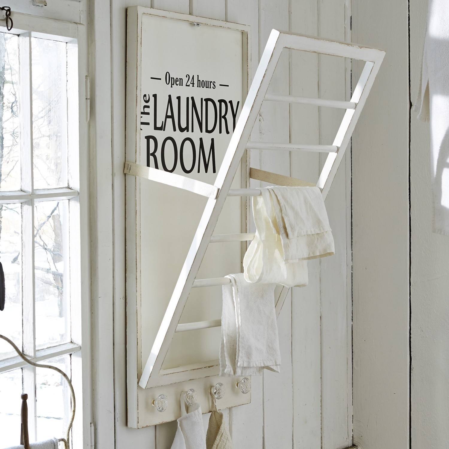 Handdoekenhouder Laundry Room Witte houten handdoekhouder met tekst Laundry Room voor badkamer of wasruimte