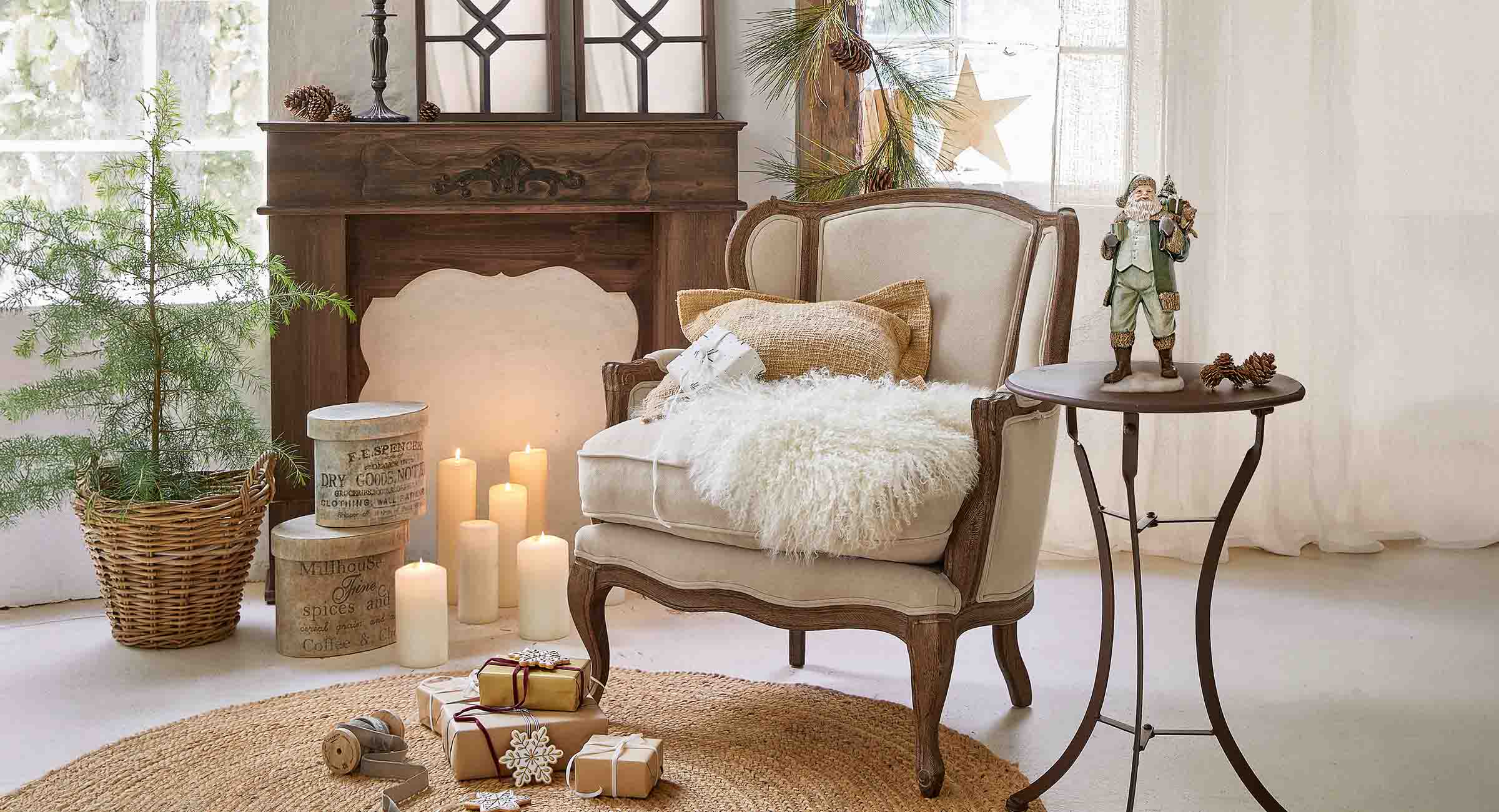 Beige fauteuil met houten frame, kussen en bontdeken in sfeervol kerstinterieur