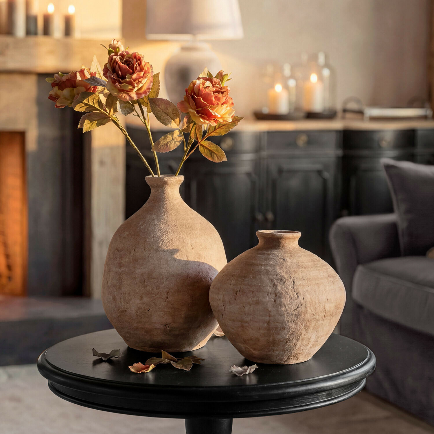 Decoratieve vaas set van 2 Kelvador Twee rustieke beige keramische vazen op een zwarte tafel met decoratieve bloemen