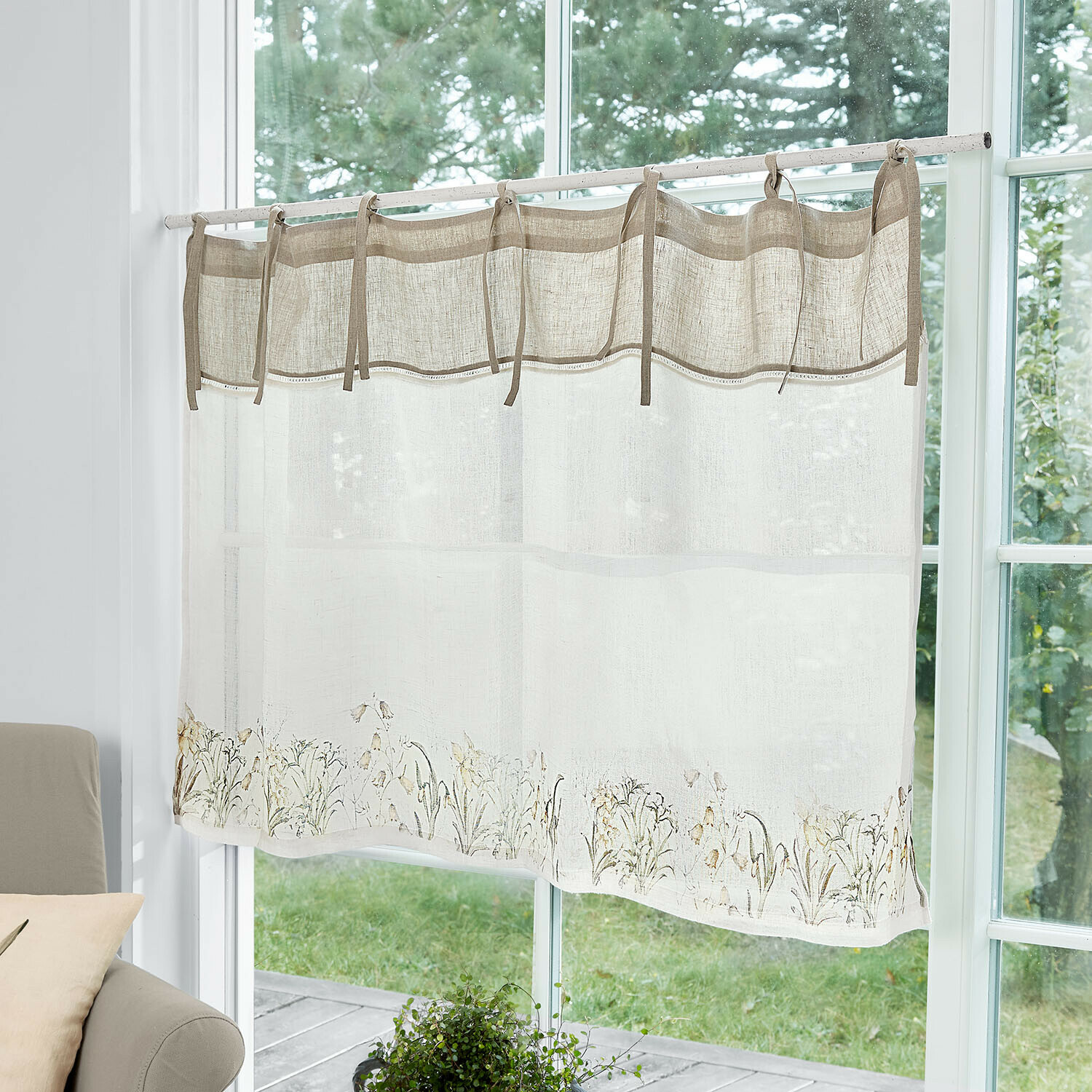 Vitrage Lozere Beige linnen gordijn met bloemenpatroon onderaan, decoratief vitrage voor woonkamer of keuken