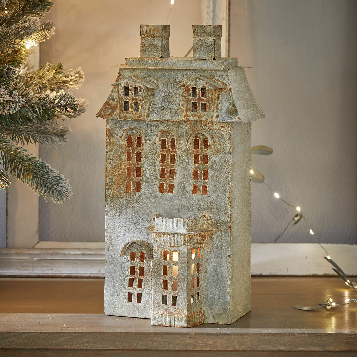 Windlicht Havnsen Metalen decoratie in de vorm van een huis met ramen en dak in verouderd zilver, LED-kerstverlichting