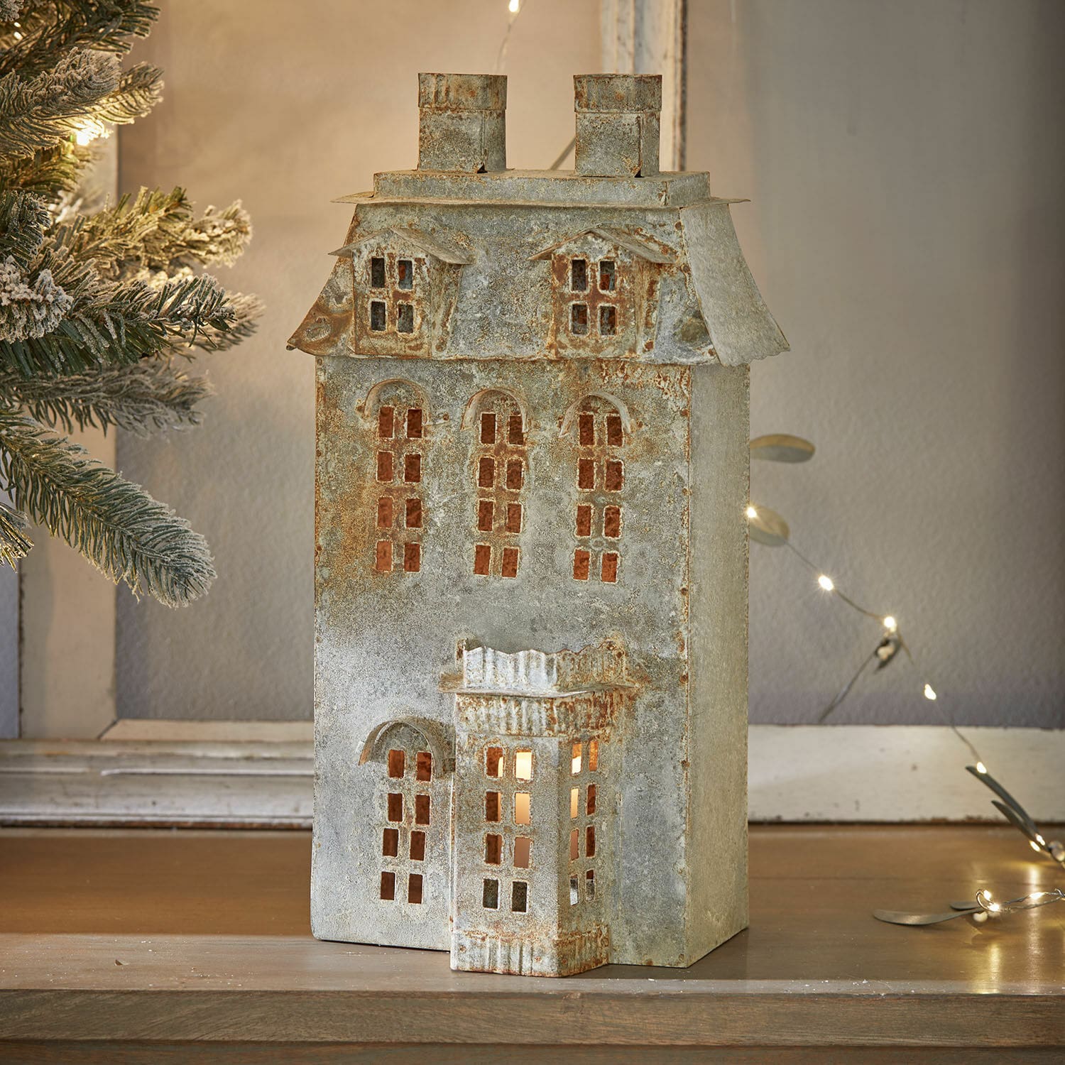 Metalen decoratie in de vorm van een huis met ramen en dak in verouderd zilver, LED-kerstverlichting