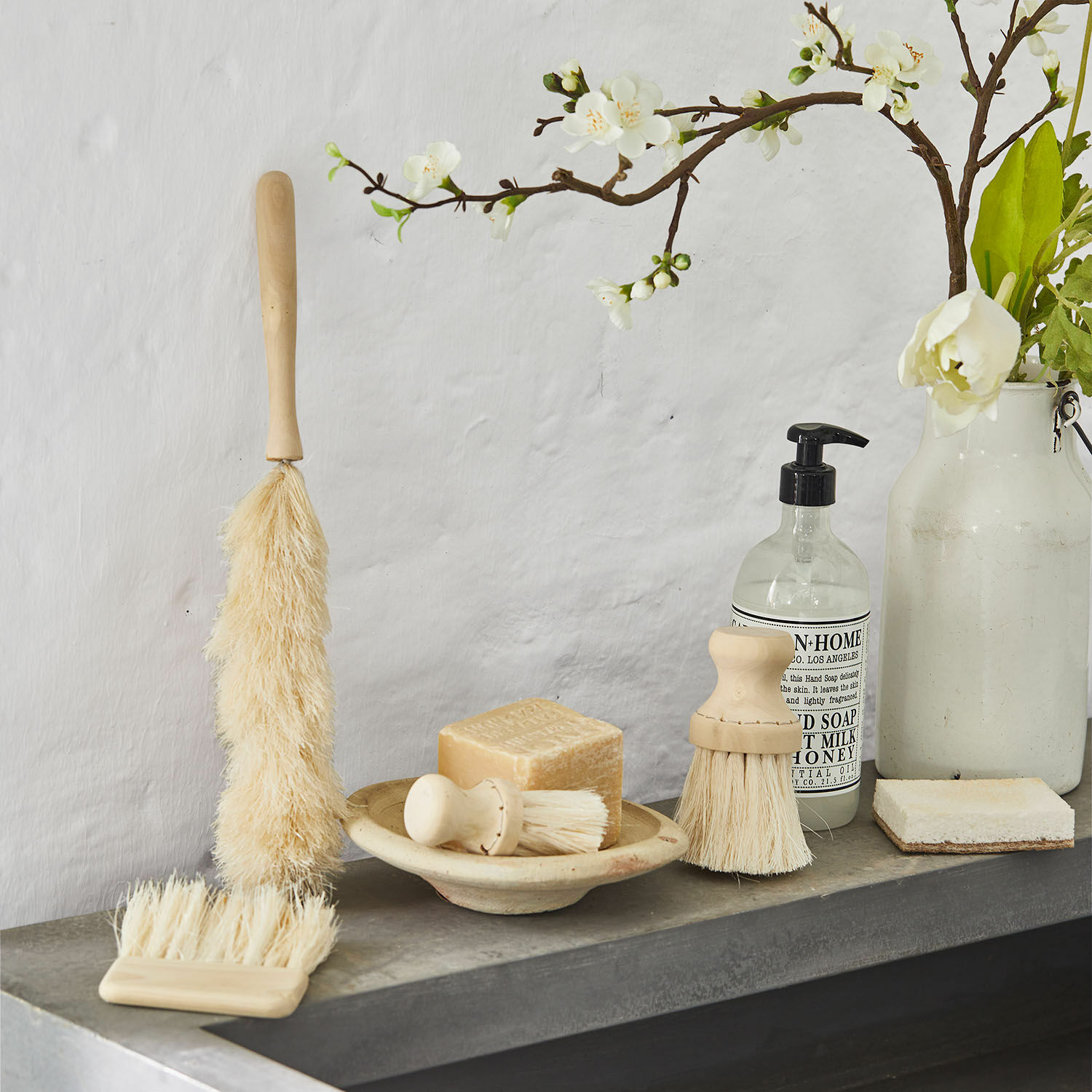 Decoratieve borstel set van 4 Jalexor Set natuurlijke schoonmaakborstels met houten handvatten en zeep op grijze plank in badkamer