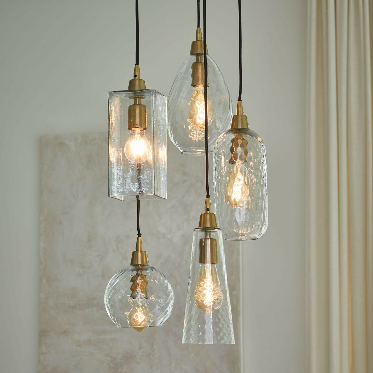 Hanglamp Brightmoor Set van vijf glazen hanglampen met messing details in vintage stijl voor sfeervolle binnenverlichting