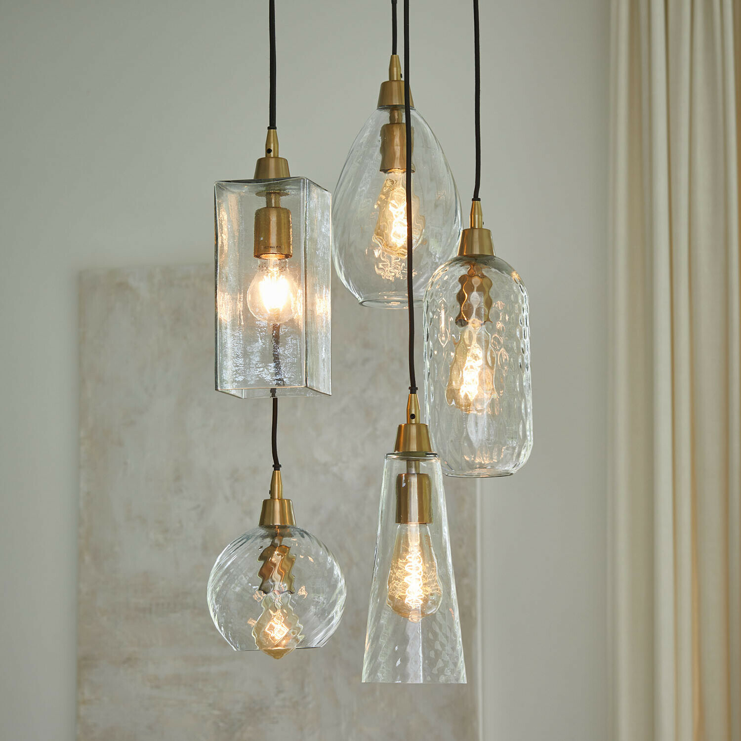 Hanglamp Brightmoor Set van vijf glazen hanglampen met messing details in vintage stijl voor sfeervolle binnenverlichting