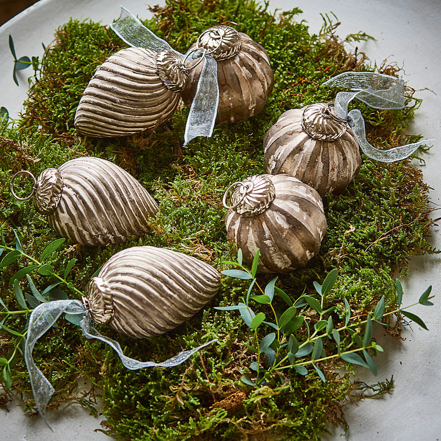 Kerstversiering set van 6 Miras Set van 6 decoratieve kerstballen in oudgoud met linten op groen mos, kerstversiering