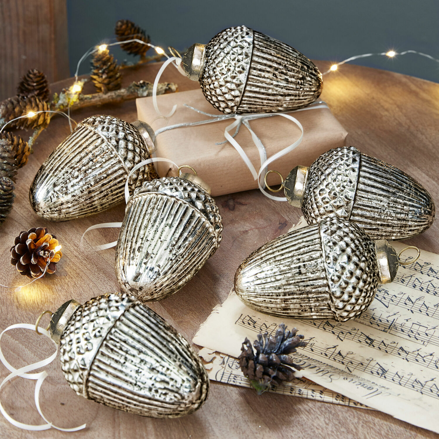 Kerstversiering set van 6 Gland Set van zes zilverkleurige glazen eikelvormige kerstversieringen voor feestelijke tafeldecoratie