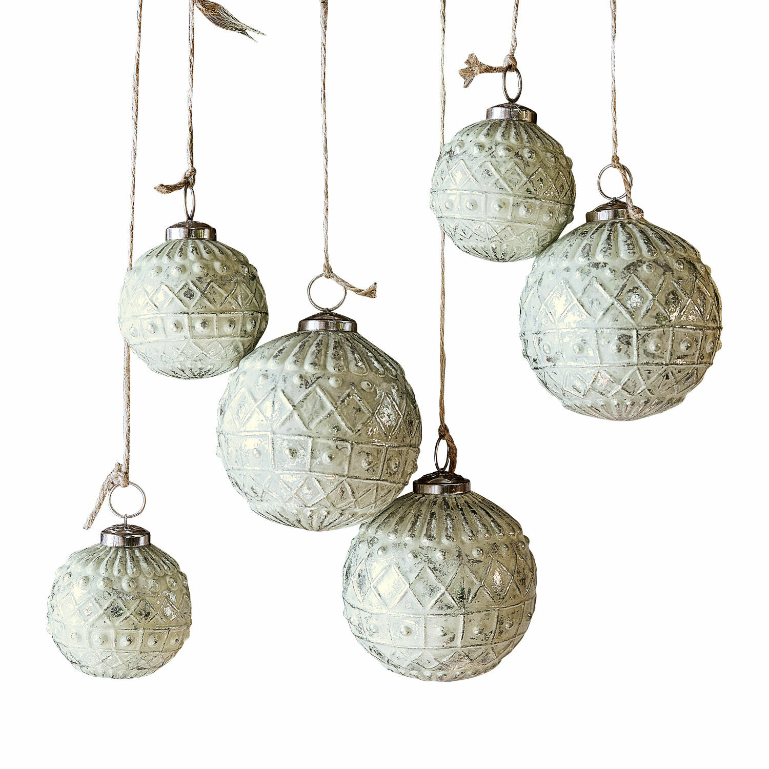 Kerstversiering set van 6 Gladwin Set van zes witte glazen kerstballen met decoratief patroon en ophangsnoer