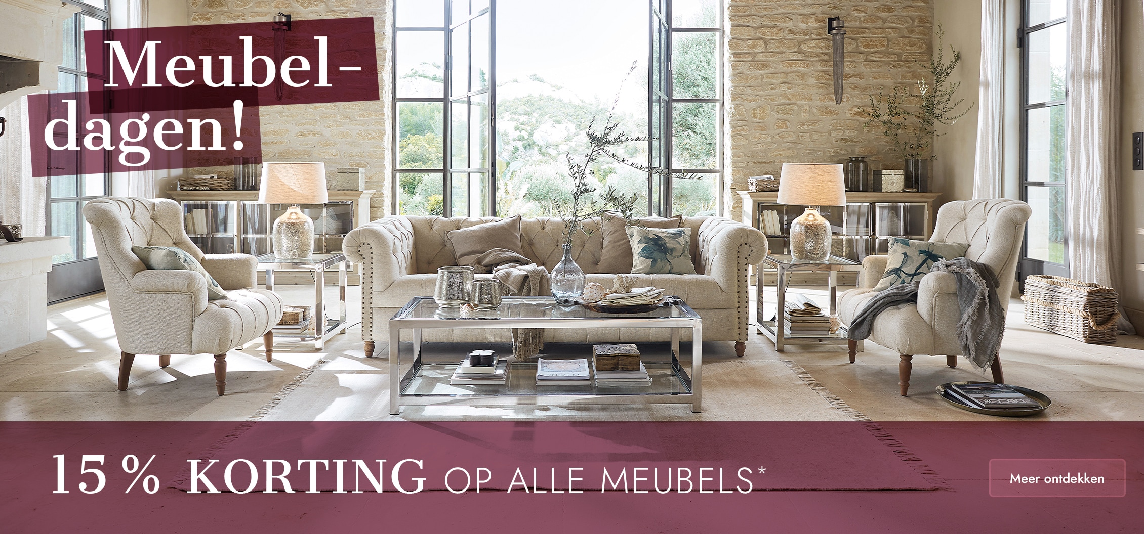 Lichte woonkamer met beige bank, bijpassende fauteuils en glazen salontafel in natuurlijke setting