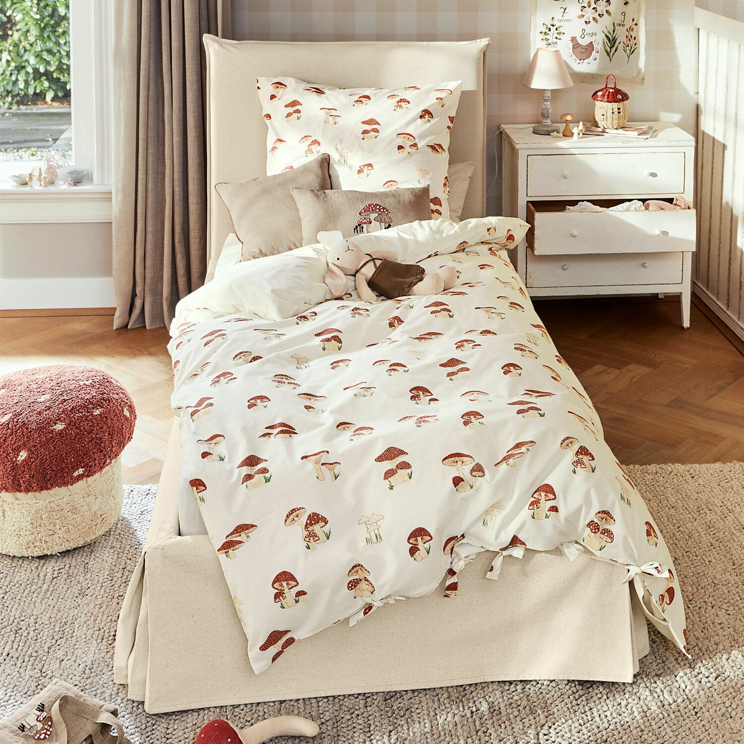 Bed Mouradon Katoenen beddengoed in crème met rode paddenstoelenprint, gezellige kinderkamerdecoratie