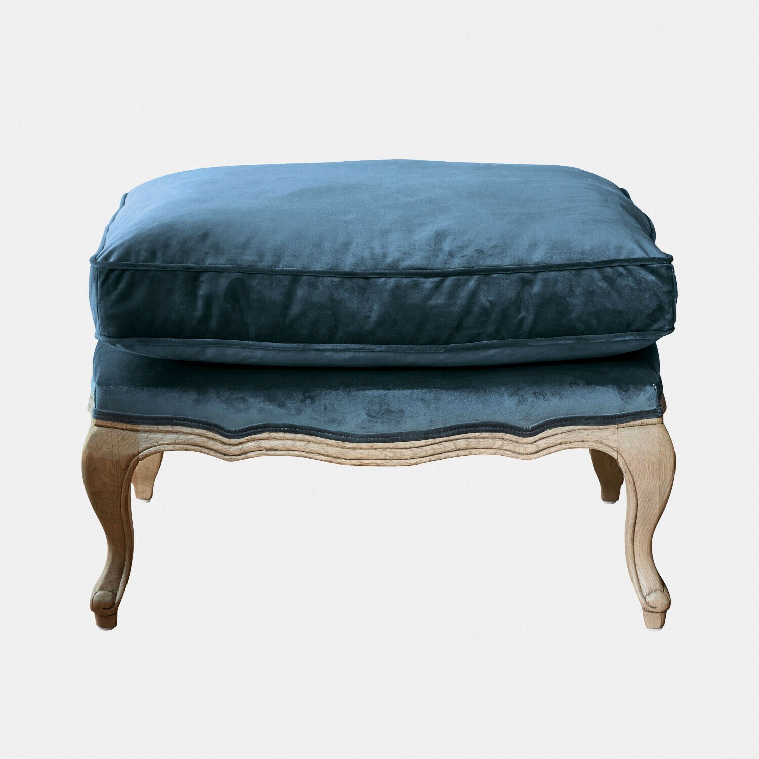 Voetenbank Corlay met blauw fluwelen kussen en bruine houten poten in vintage stijl