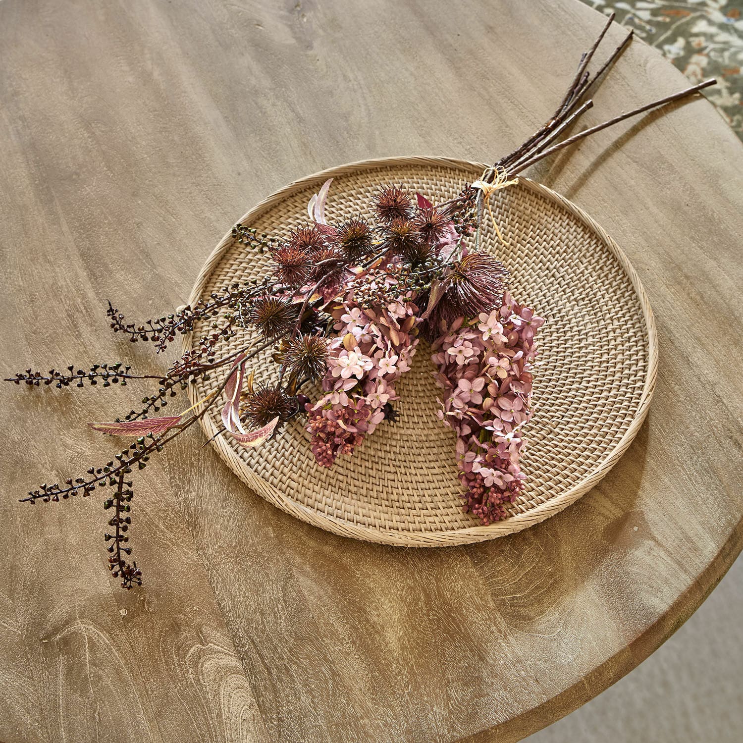 Sierboeket Frinalor Decoratief boeket gedroogde bloemen in roze en bruine tinten op een gevlochten rotan schaal voor interieurdecoratie