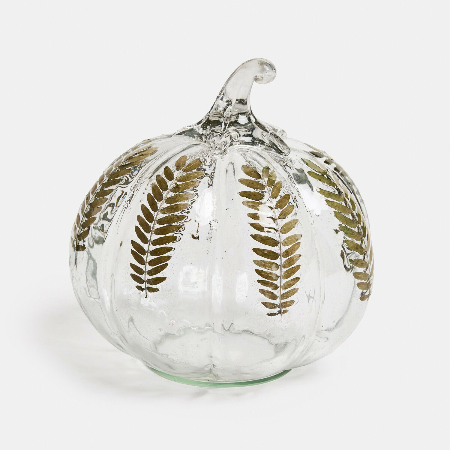 Transparante glazen pompoen met gouden varenbladeren, stijlvolle herfstdecoratie