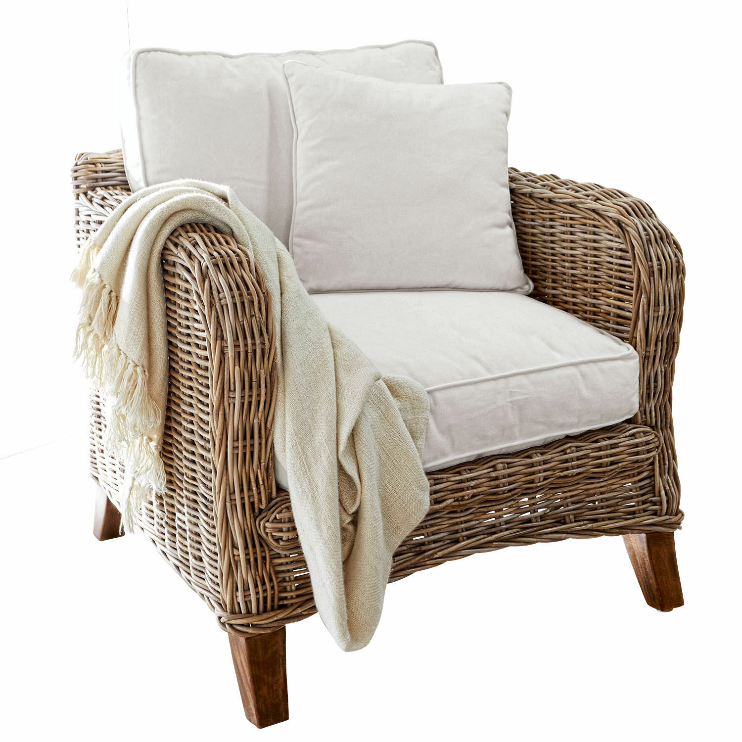 Fauteuil Colroy Rotan fauteuil met crèmekleurige kussens en beige deken, natuurlijke materialen en kleur