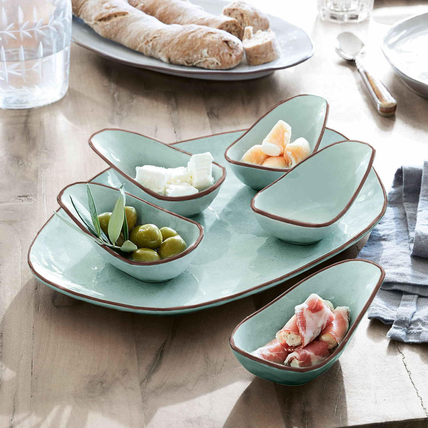 Serveerschaal set van 6 Biarré Set mintgroene keramische schaaltjes met bruine rand voor hapjes op houten tafel