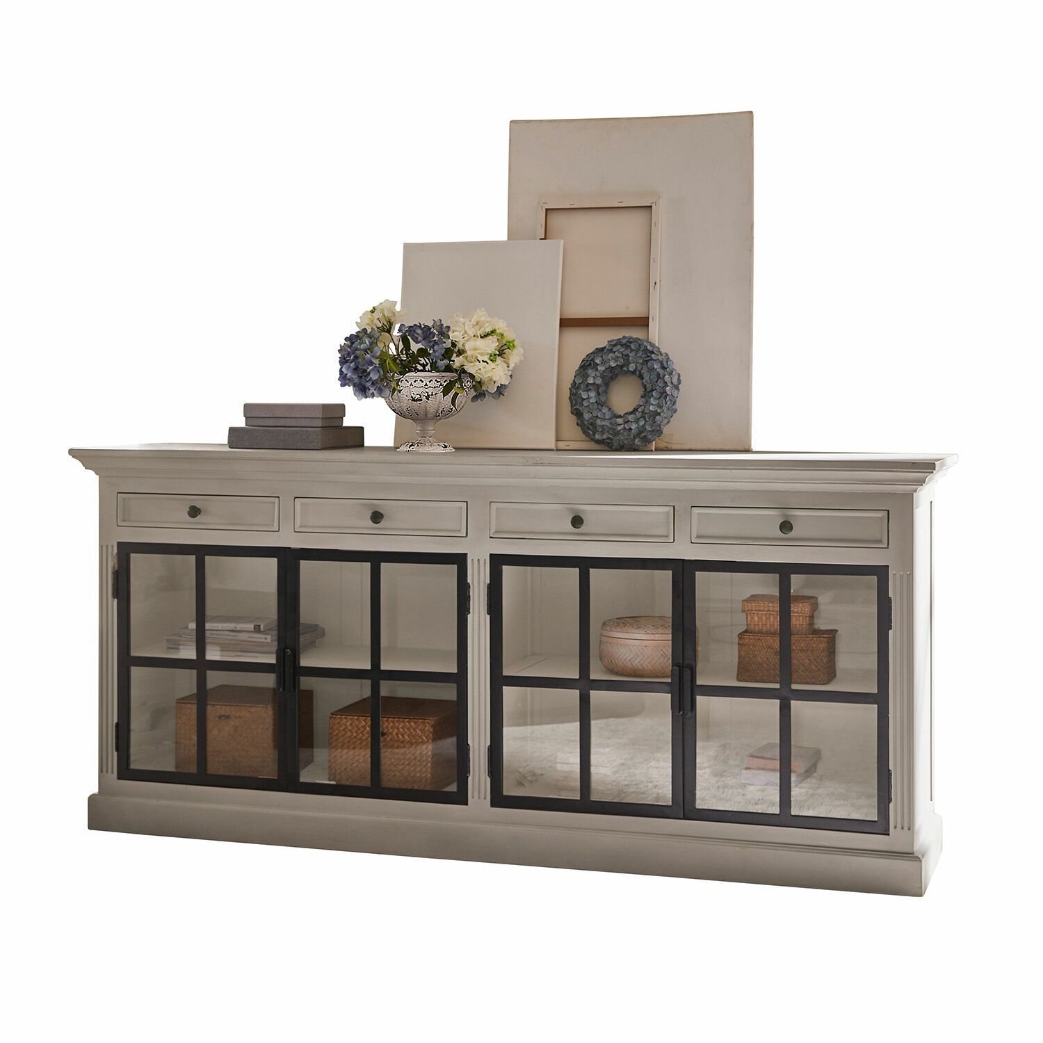 Witte houten dressoir met zwarte glazen deuren en decoraties bovenop voor woonkamer