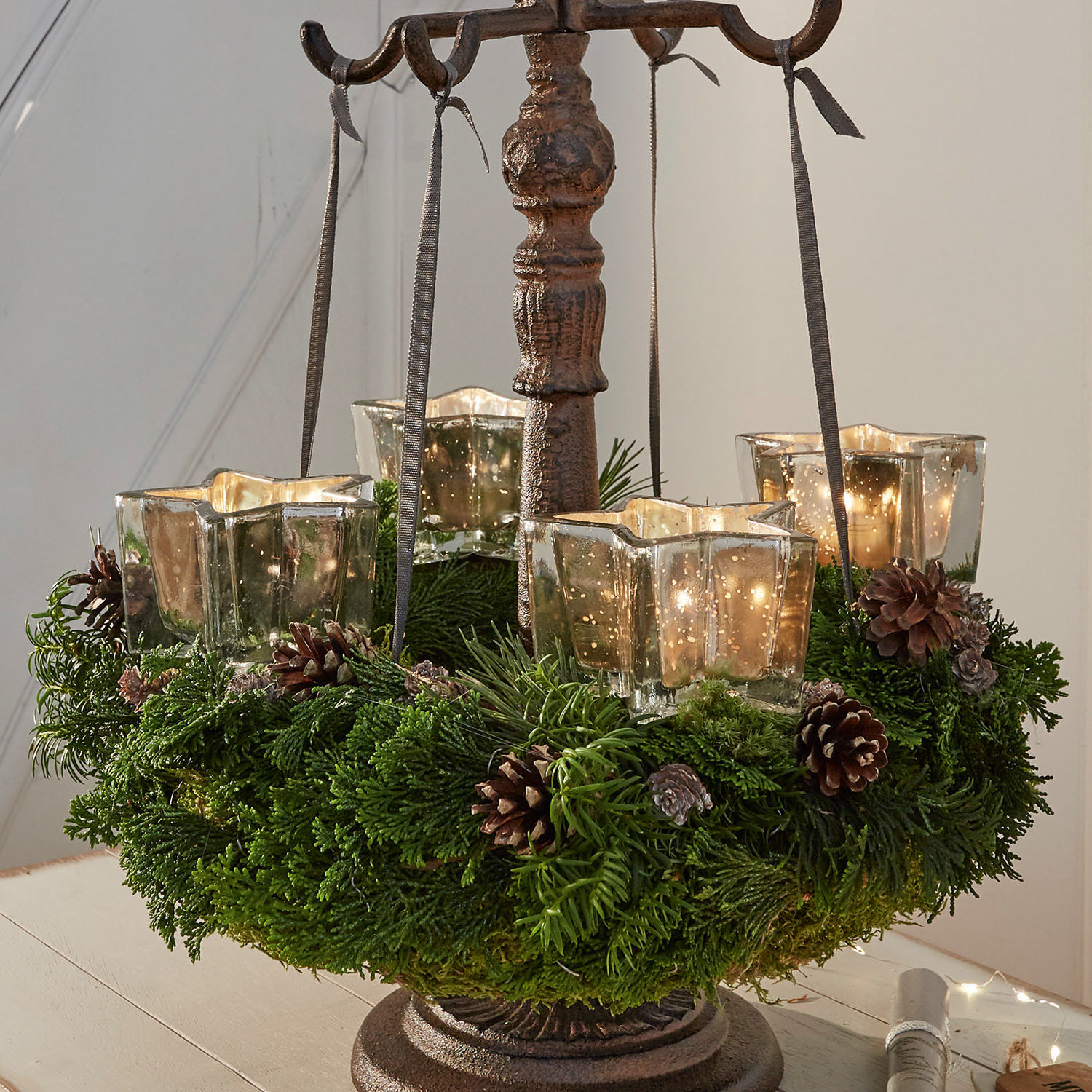 Insteekwindlicht set van 4 Bernice Kerstkrans van groene takken met dennenappels en glazen stervormige theelichthouders