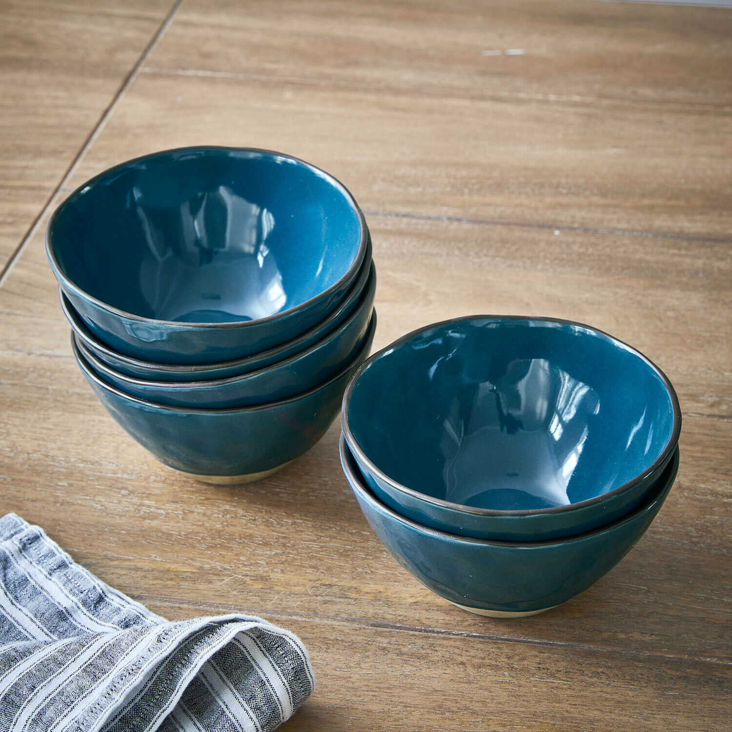 Kom set van 6 Biarré Set blauwe keramische kommen op houten tafel met linnen doek in de keuken