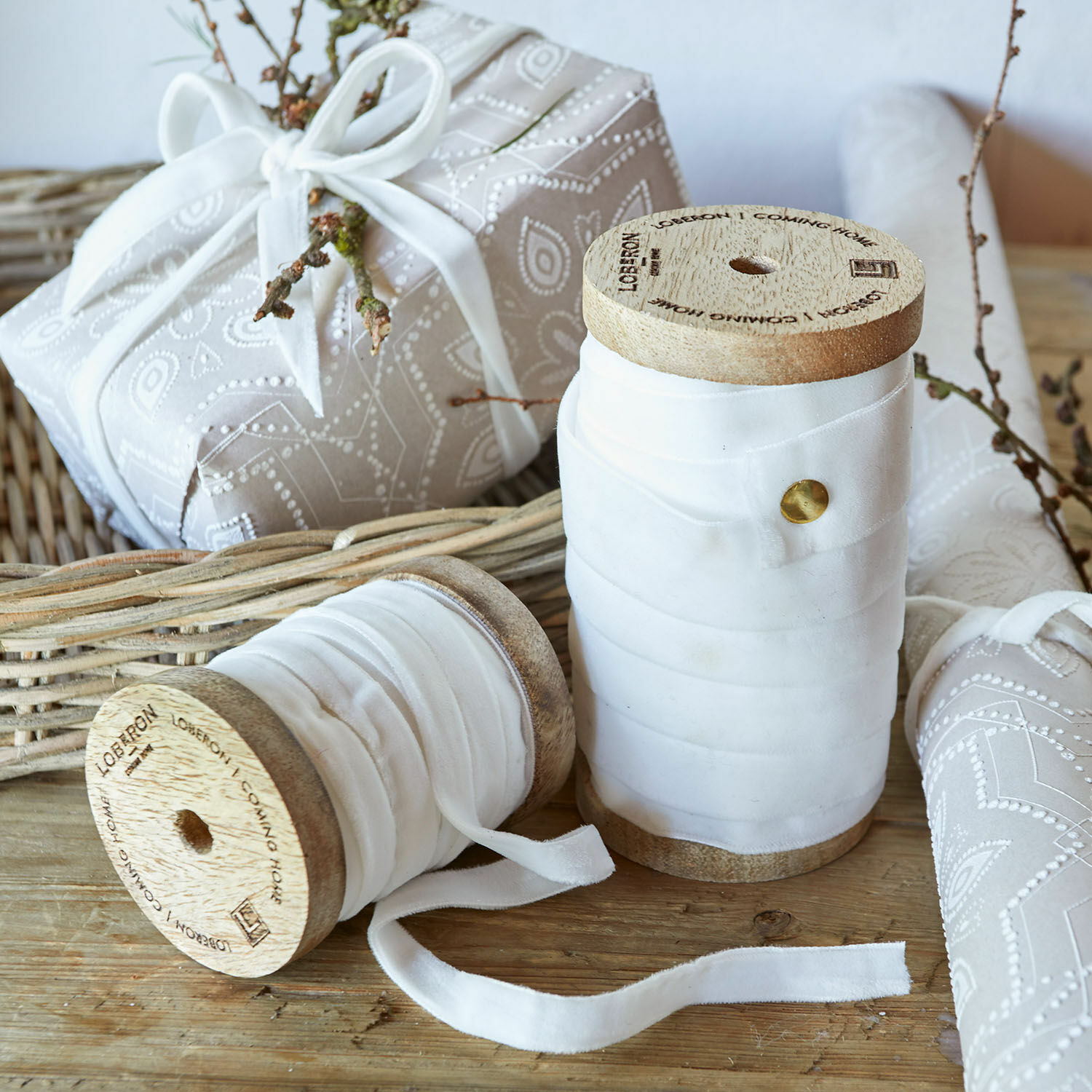 Fluwelen lint set van 2 Liandis Houten spoelen met wit katoenen lint op rustieke houten tafel als decoratie