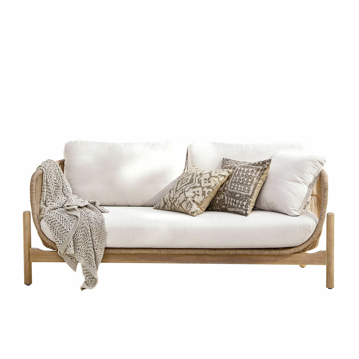 Bank FSC®-100% Belvidere Bank met lichtbeige bekleding en houten frame, versierd met gebreid deken en sierkussens