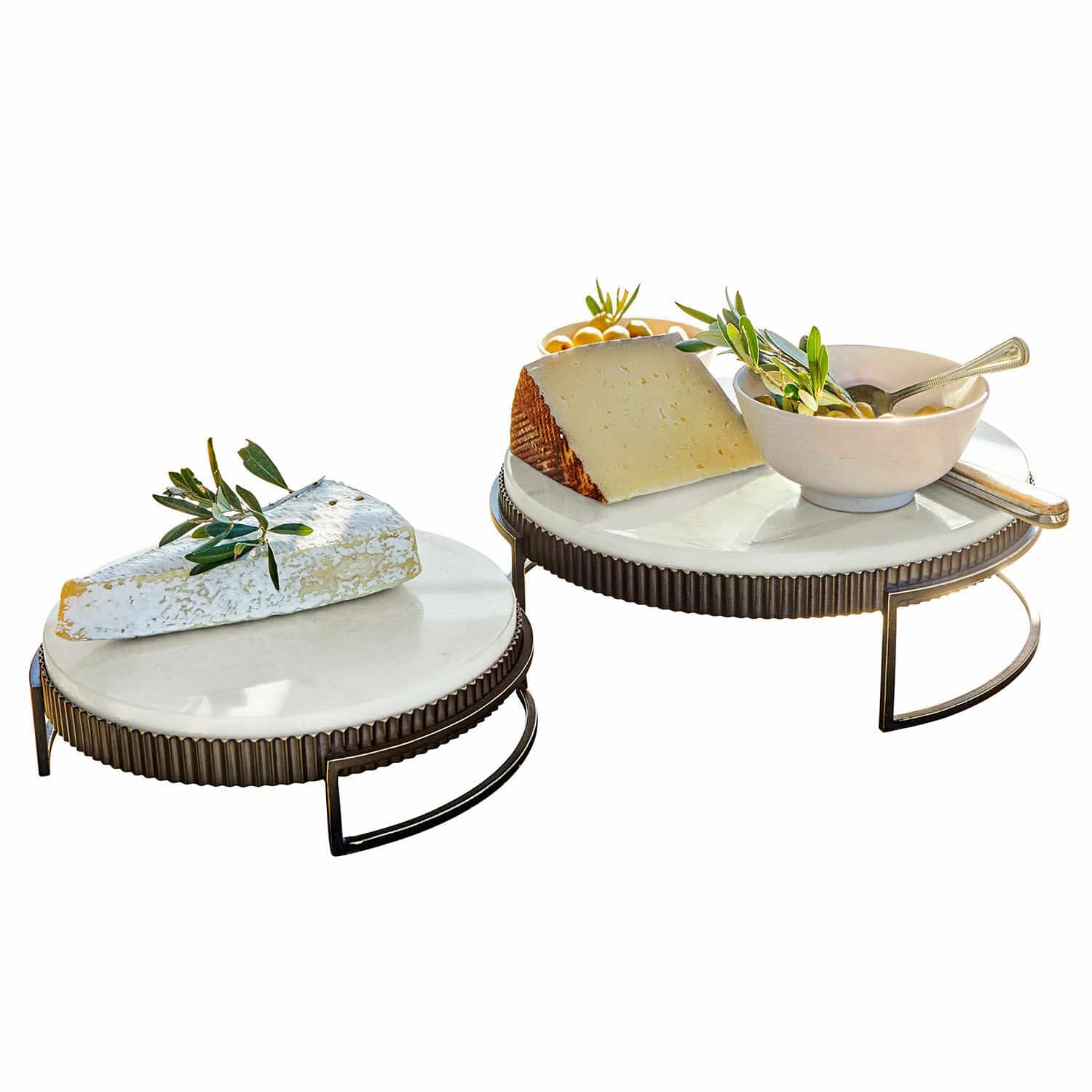 Plateau set van 2 Méridienn Twee ronde witte marmeren schalen met metalen voet, met kaas en olijven
