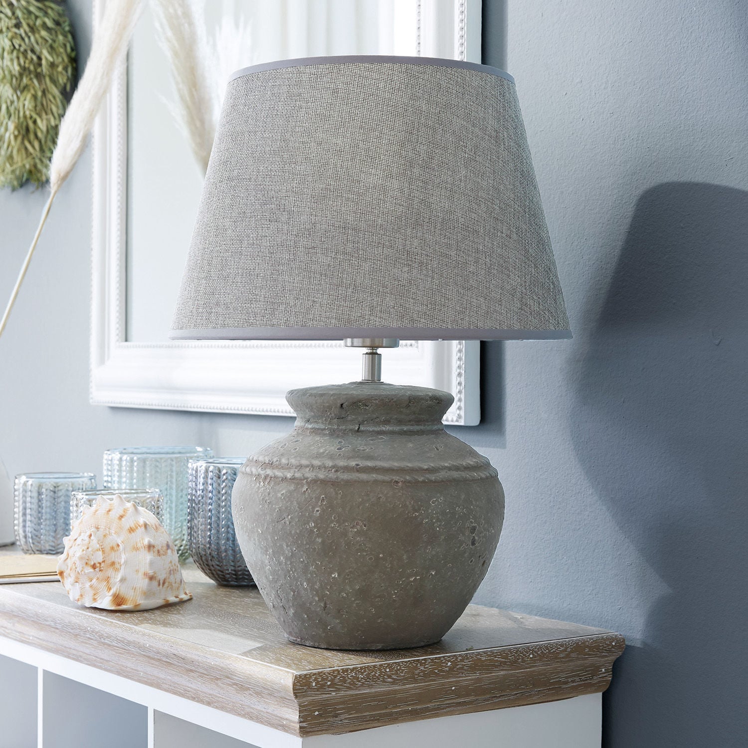 Tafellamp Cleveland Tafellamp met grijze keramische voet en beige kap op houten blad