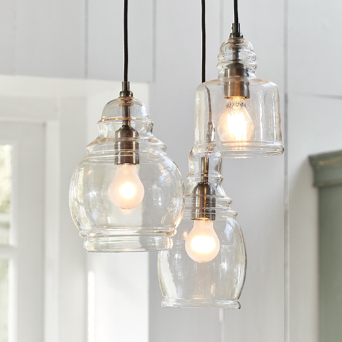 Set van drie hanglampen van helder glas met metalen fittingen, moderne binnenverlichting