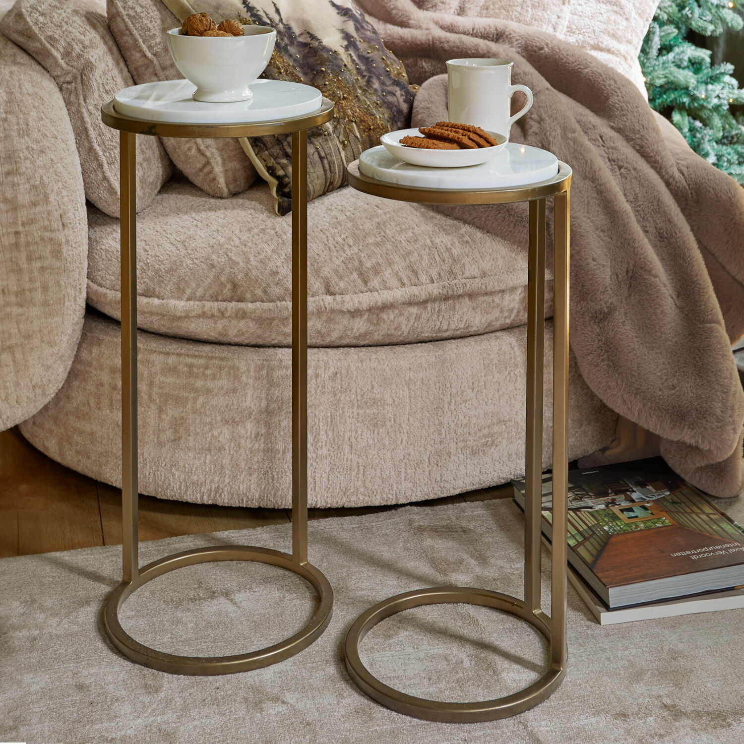 Bijzettafel set van 2 Soréline Set van twee bijzettafels met wit marmeren blad en gouden metalen frame in woonkamer