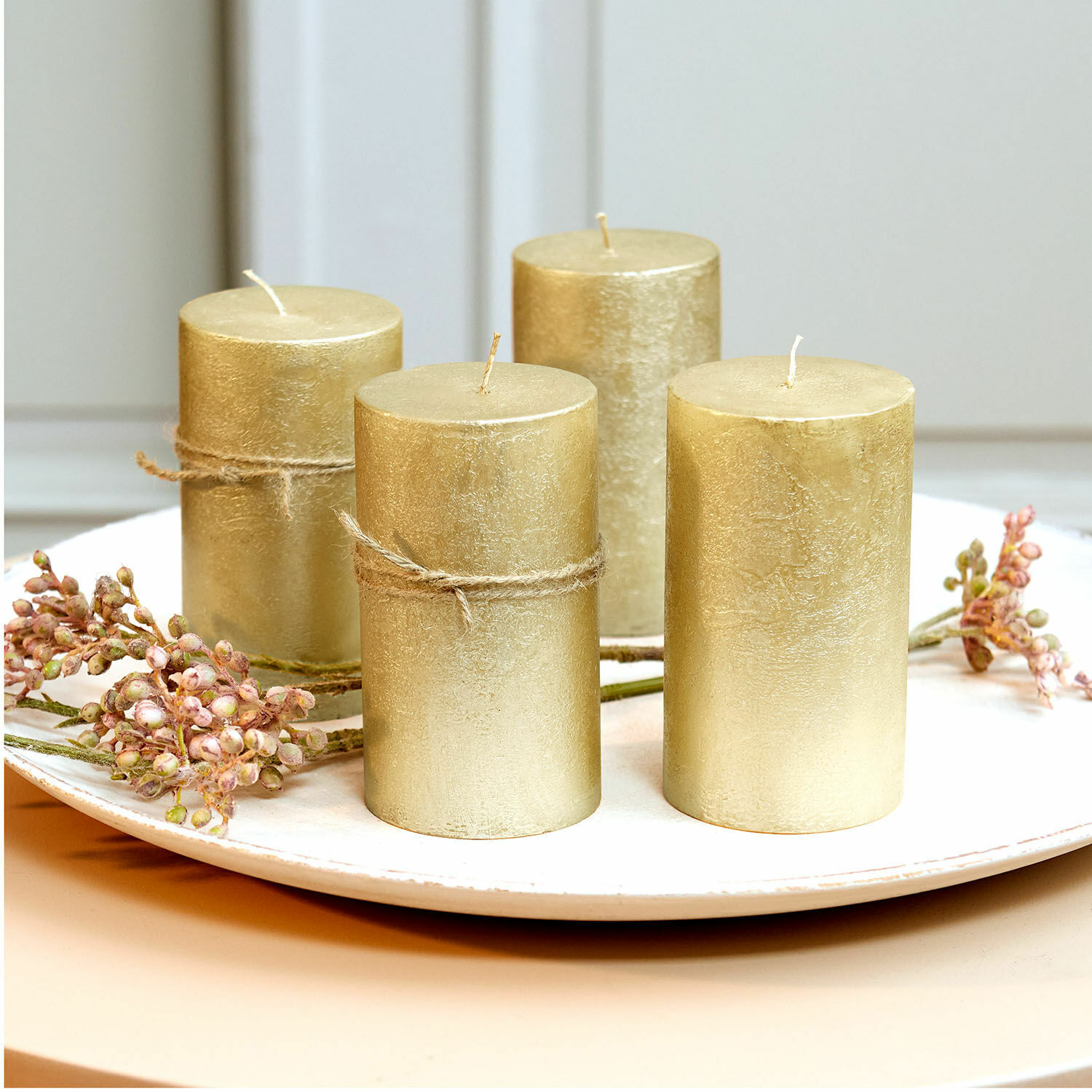 Kaars set van 4 Braga Set van vier gouden decoratieve kaarsen op een wit bord met decoratieve takken