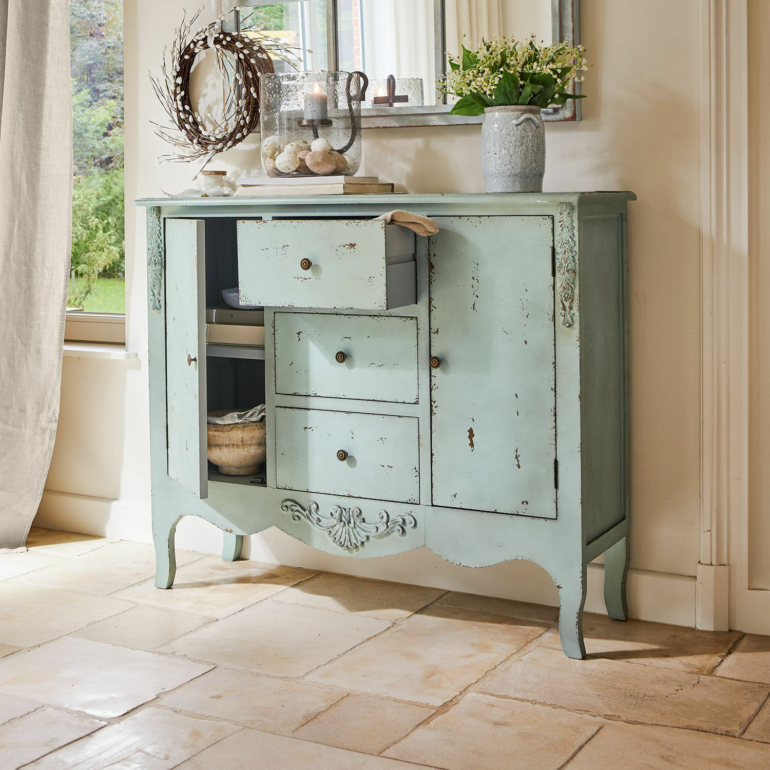 Mintgroene houten dressoir met drie lades en twee deuren in vintage stijl voor woonkamer