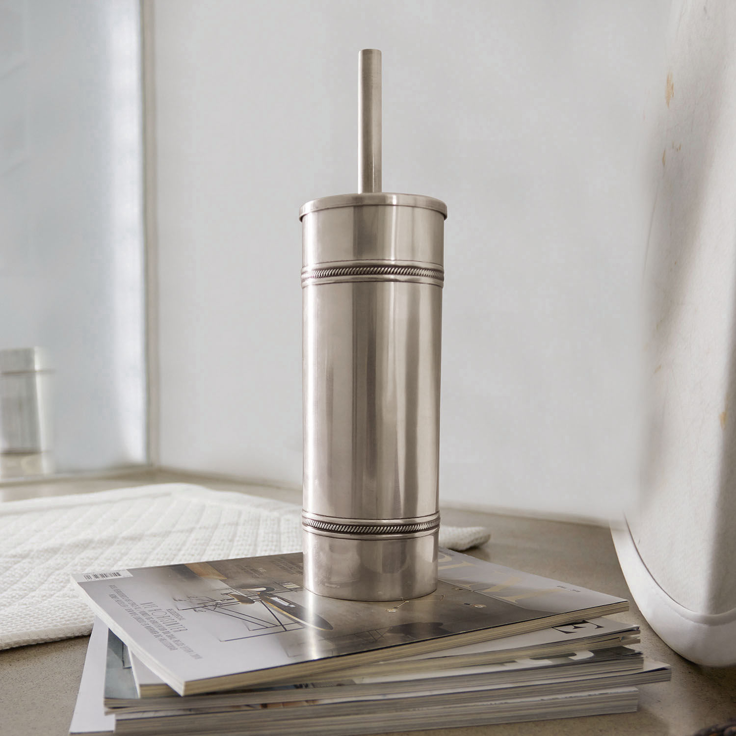 Toiletborstel Semoine Zilverkleurige metalen container met deksel op een stapel tijdschriften, badkamerdecoratie