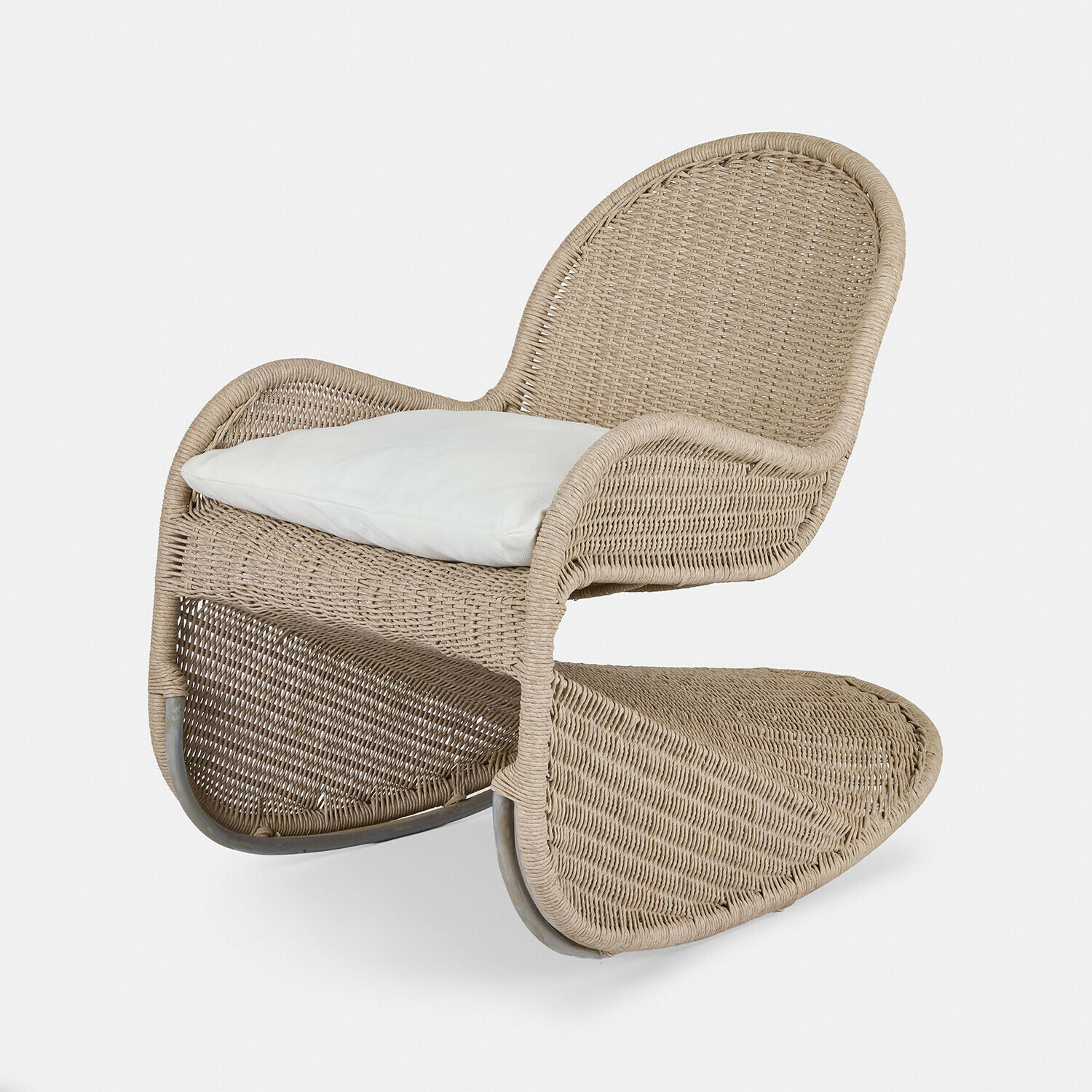 Schommelstoel van beige rattan met wit kussen, moderne woonkamerstoel