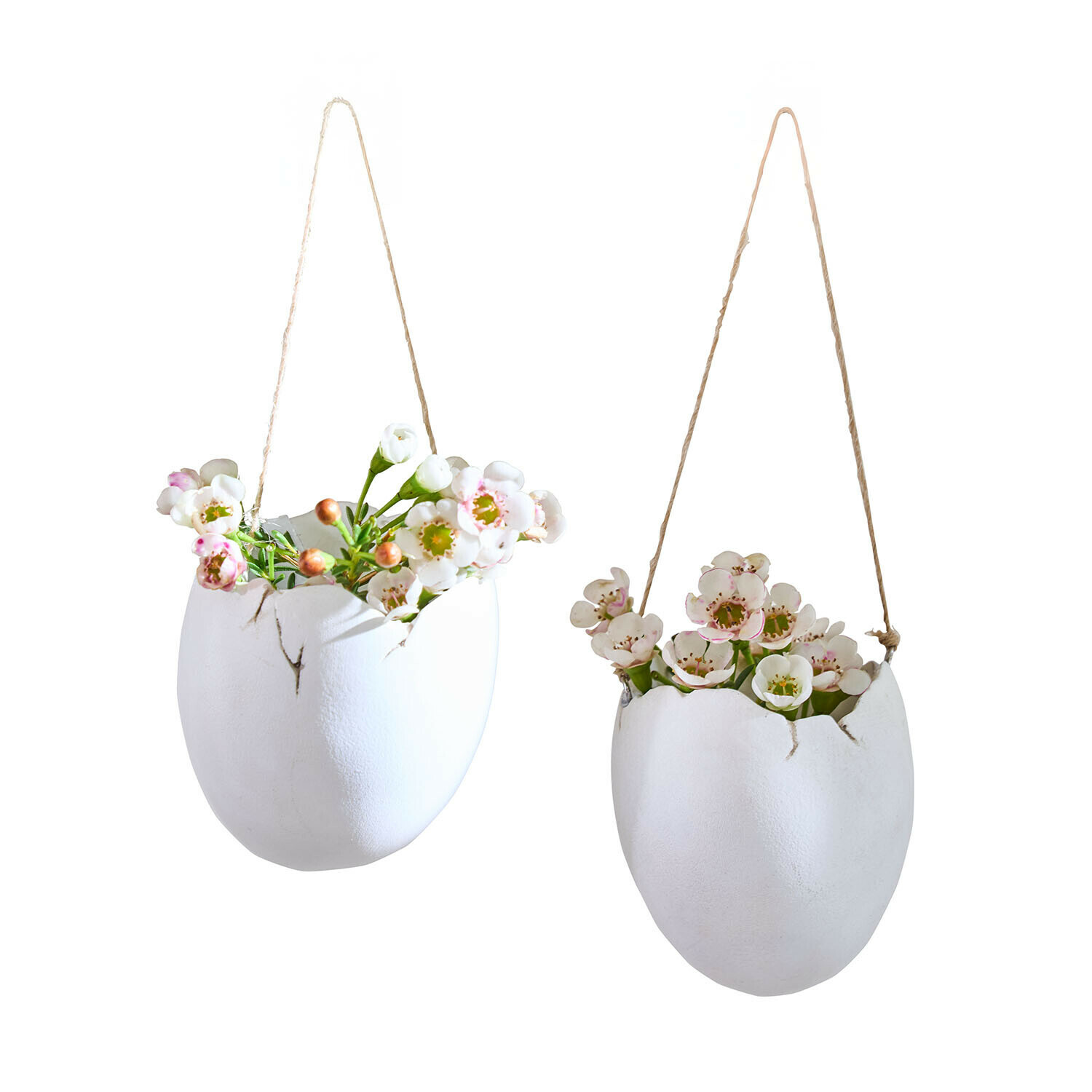 Witte hangende keramische bloempotten in de vorm van eierschalen met bloemen, decoratie voor huis en tuin