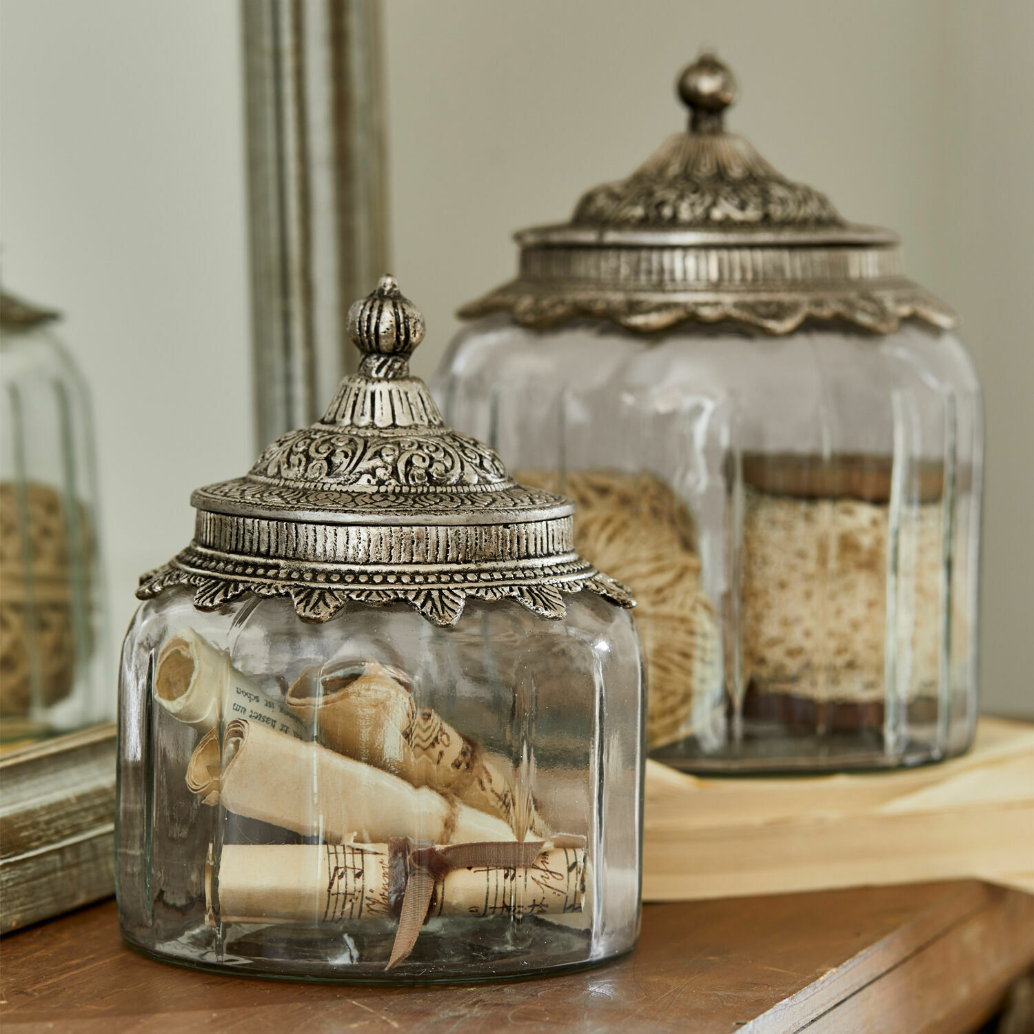 Glazen pot set van 2 Laféline Glazen pot met versierde zilverkleurige metalen deksel gevuld met decoratieve papieren rollen
