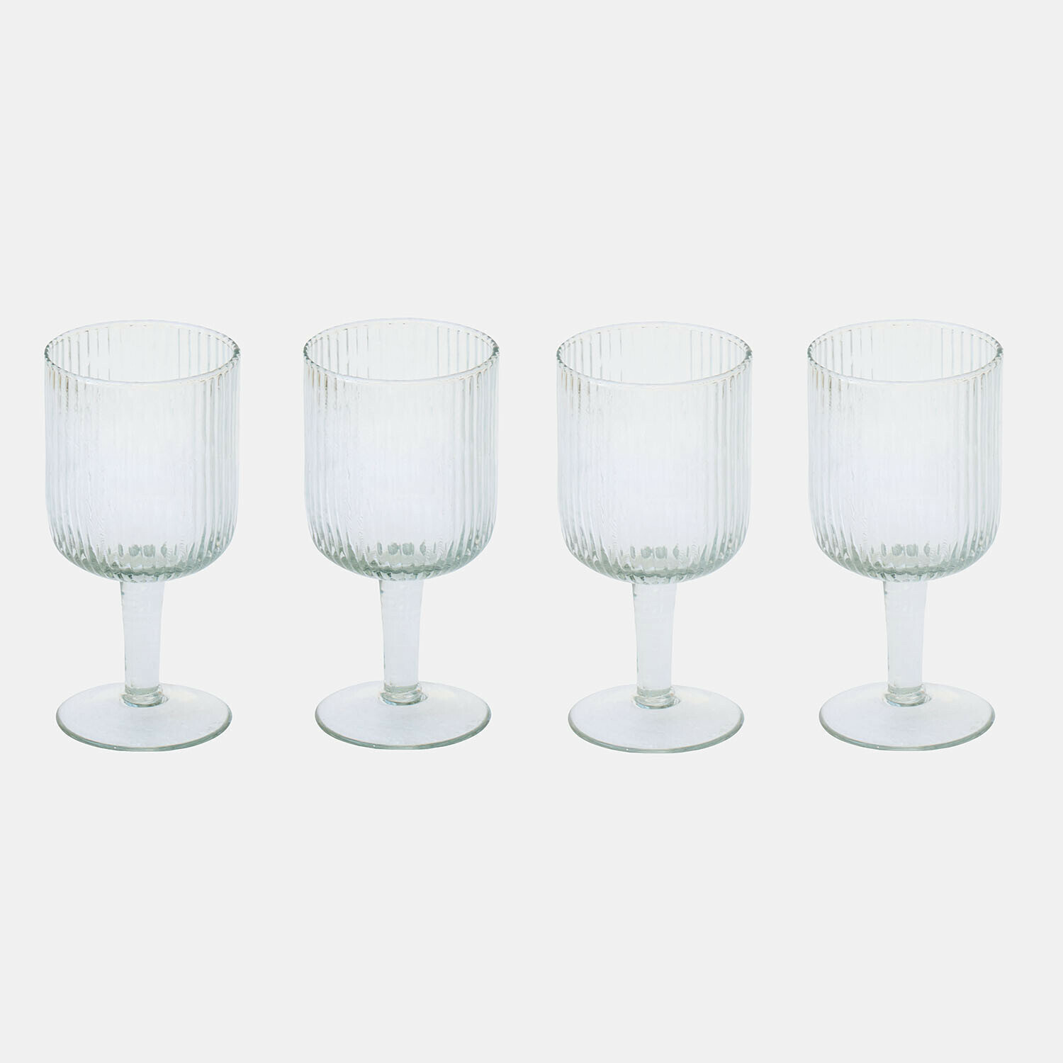 Set van vier transparante glazen op voet met verticale ribbels, drinkglas