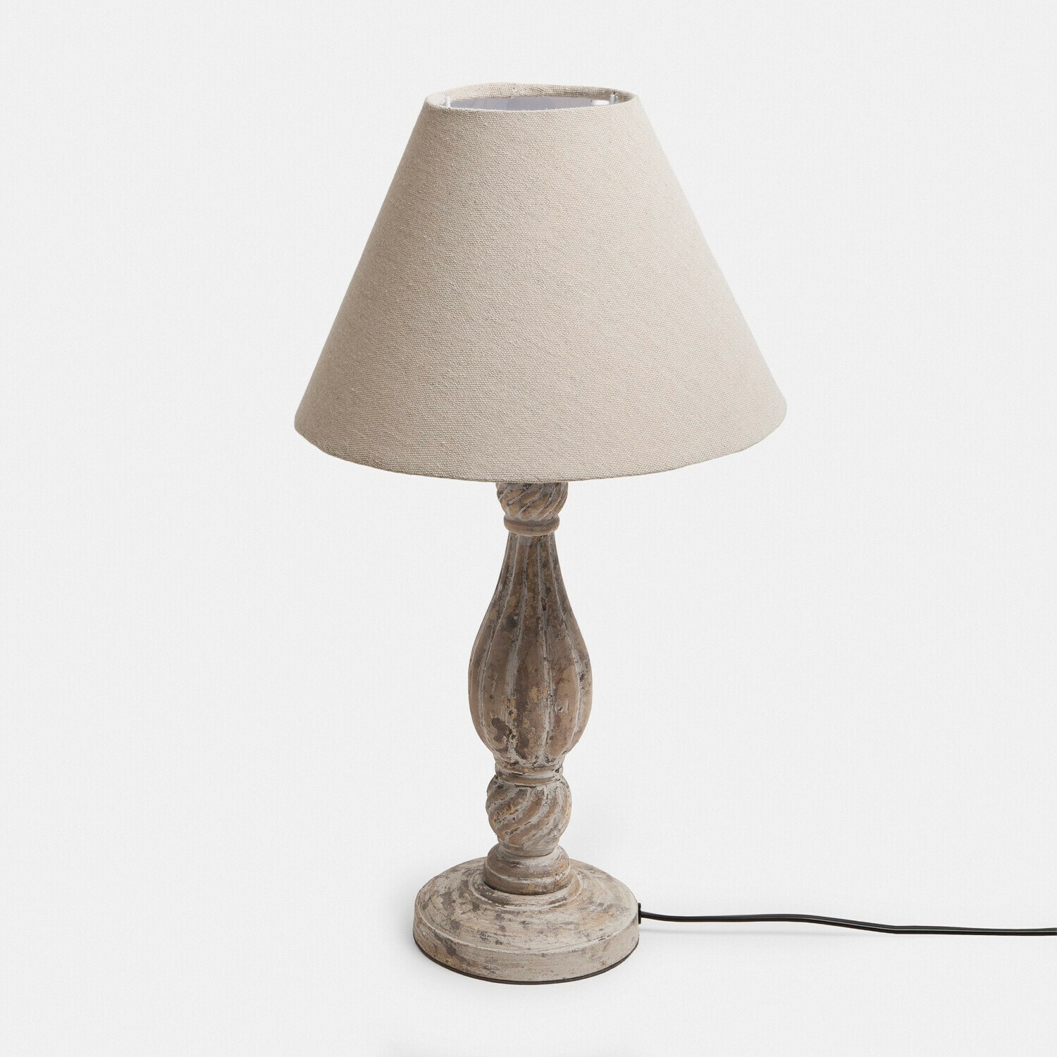 Tafellamp met beige kap en verouderde houten voet voor interieurdecoratie