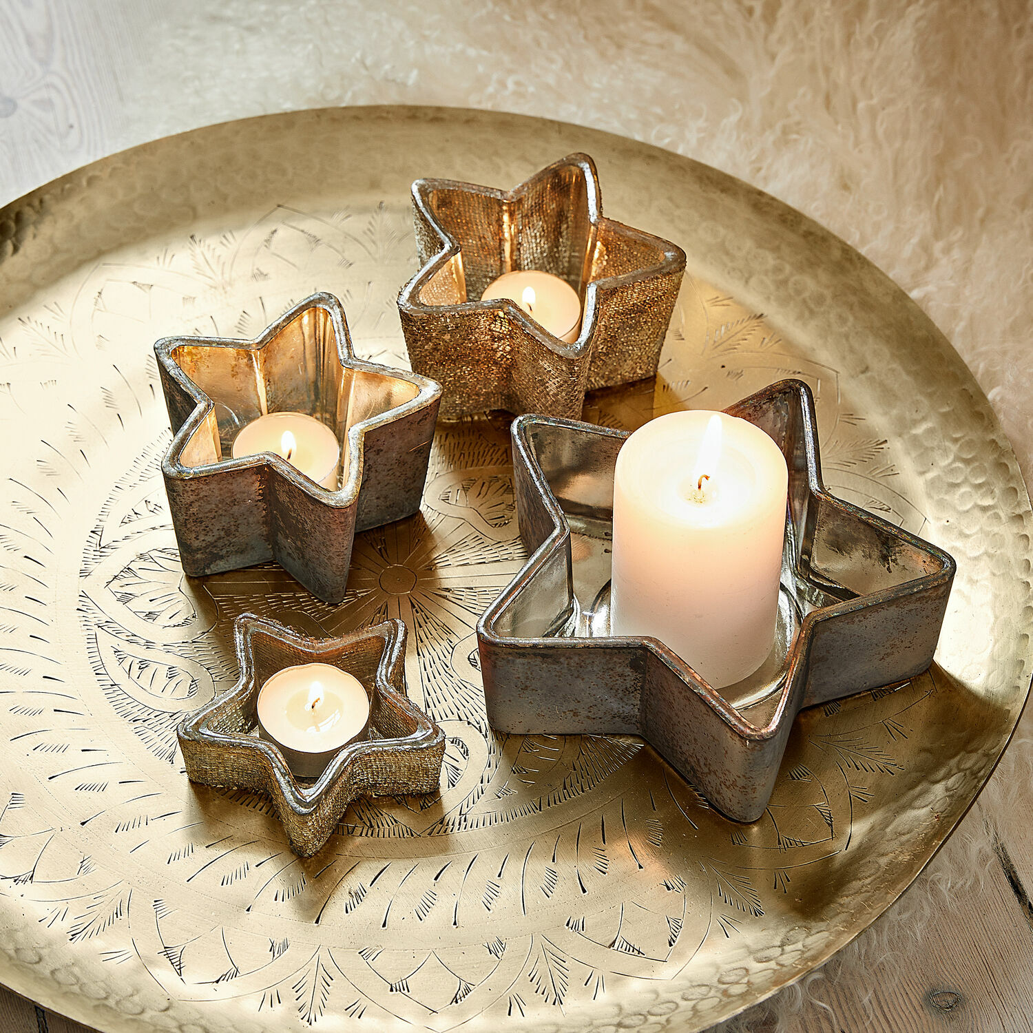 Windlicht set van 4 Thervel Set metalen stervormige kaarsenhouders op decoratieve gouden schaal voor interieur