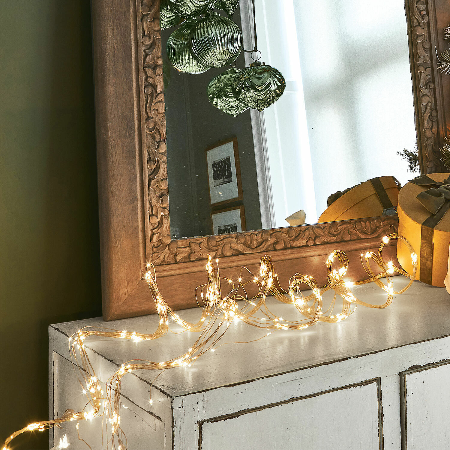 Lichtsnoer Voltage Fijne LED-lichtsnoer op witte kast met houten spiegel en decoraties