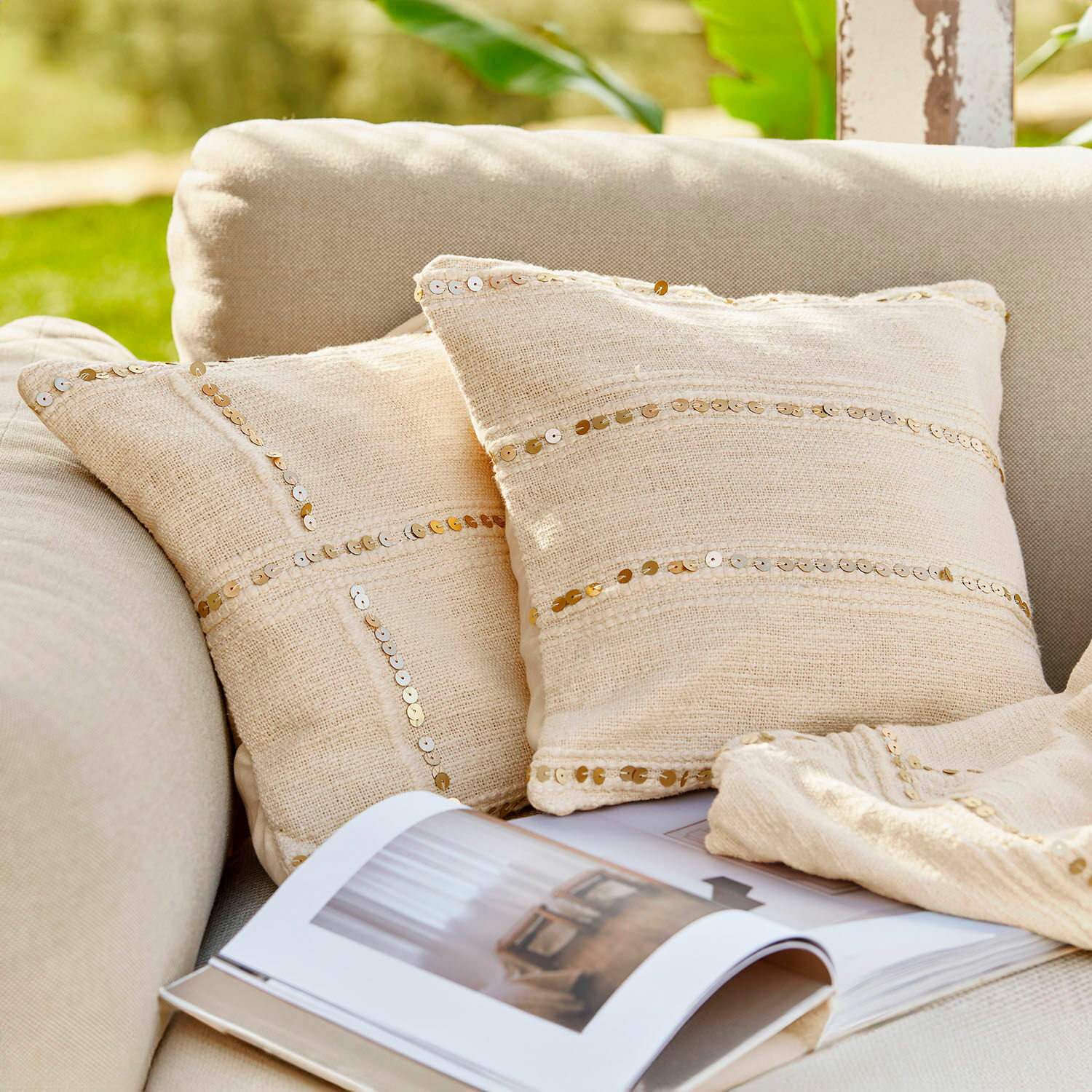 Kussenhoes set van 2 Rousseline Beige sierkussens met pailletten op beige bank, zachte stof, stijlvolle woonaccessoire