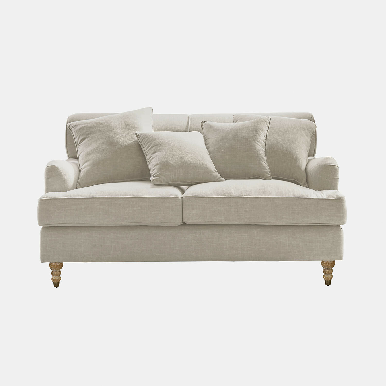 Beige stoffen bank met kussens en houten poten, comfortabele woonkamermeubel