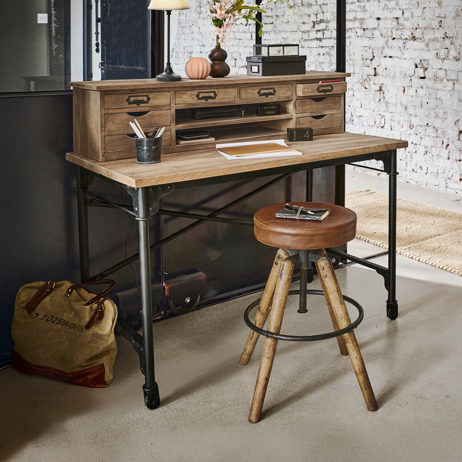 Bureau Leognan Bureau van hout en metaal met organizer en lamp in industriële stijl voor werkruimte